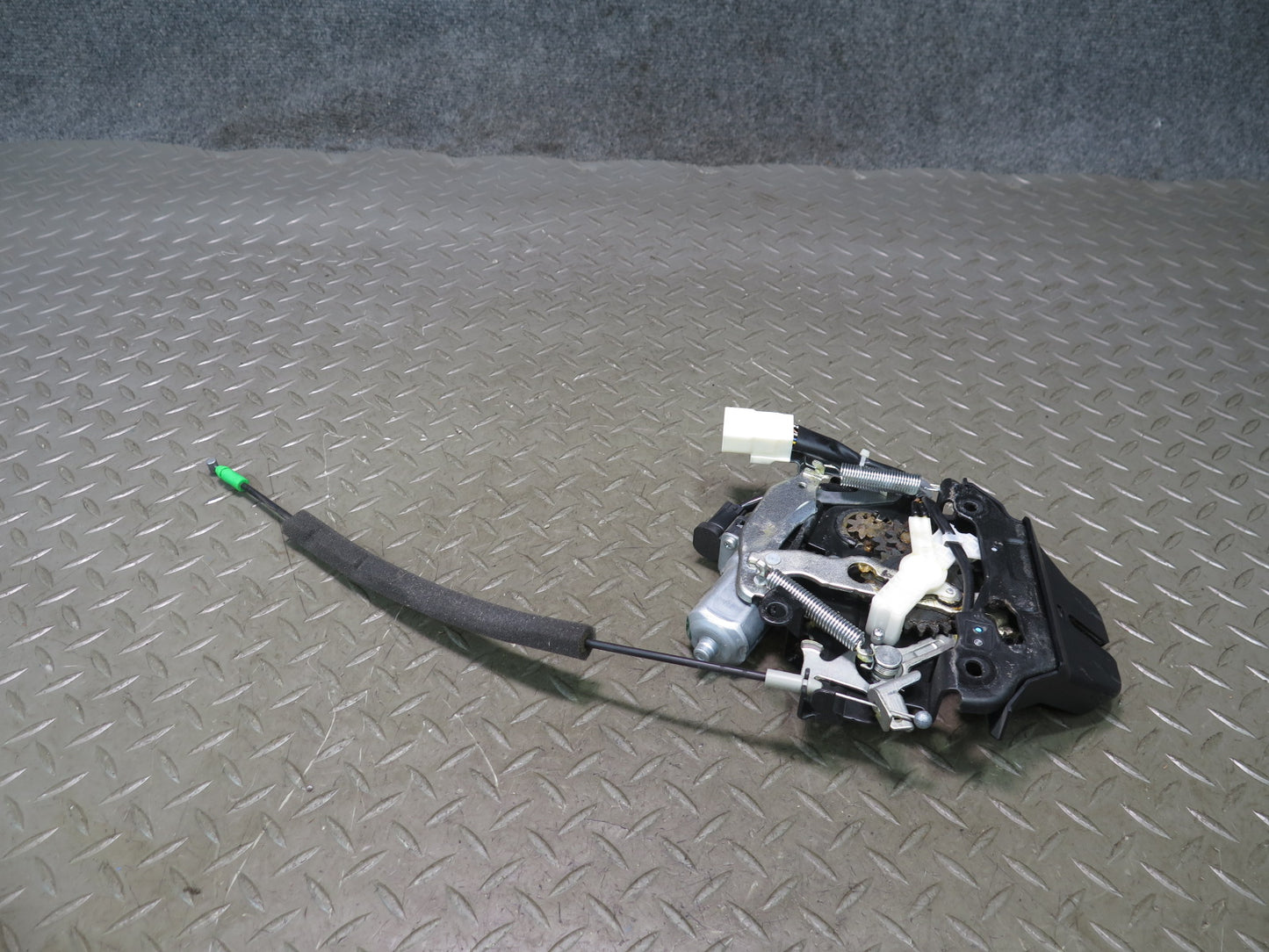 08-12 Lexus UVF46L LS600h Rear Trunk Lid Lock Latch Actuator Power Motor OEM