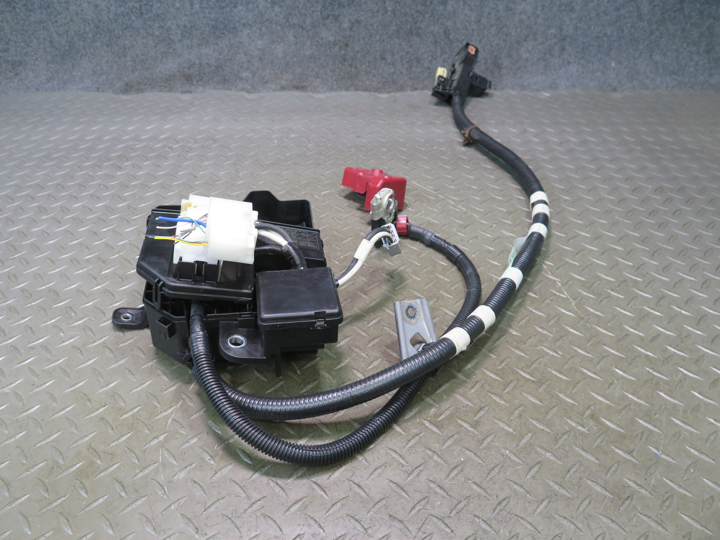 08-09 Lexus UVF46L LS600h Hybrid Rear Fuse Junction Box w Battery Cable