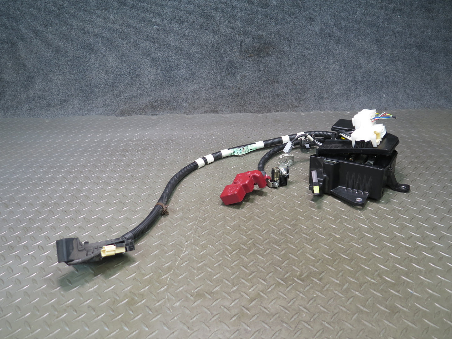08-09 Lexus UVF46L LS600h Hybrid Rear Fuse Junction Box w Battery Cable