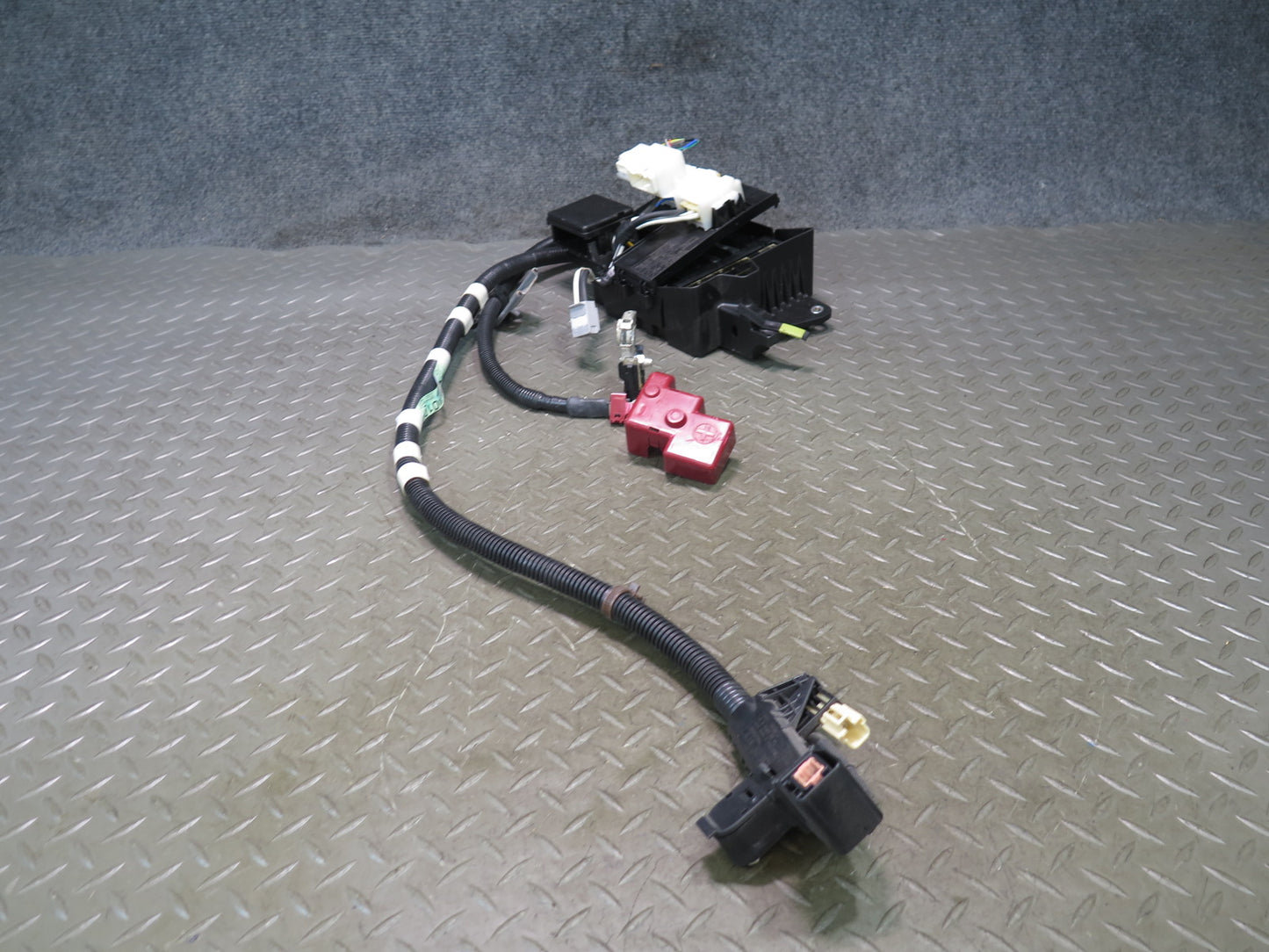 08-09 Lexus UVF46L LS600h Hybrid Rear Fuse Junction Box w Battery Cable