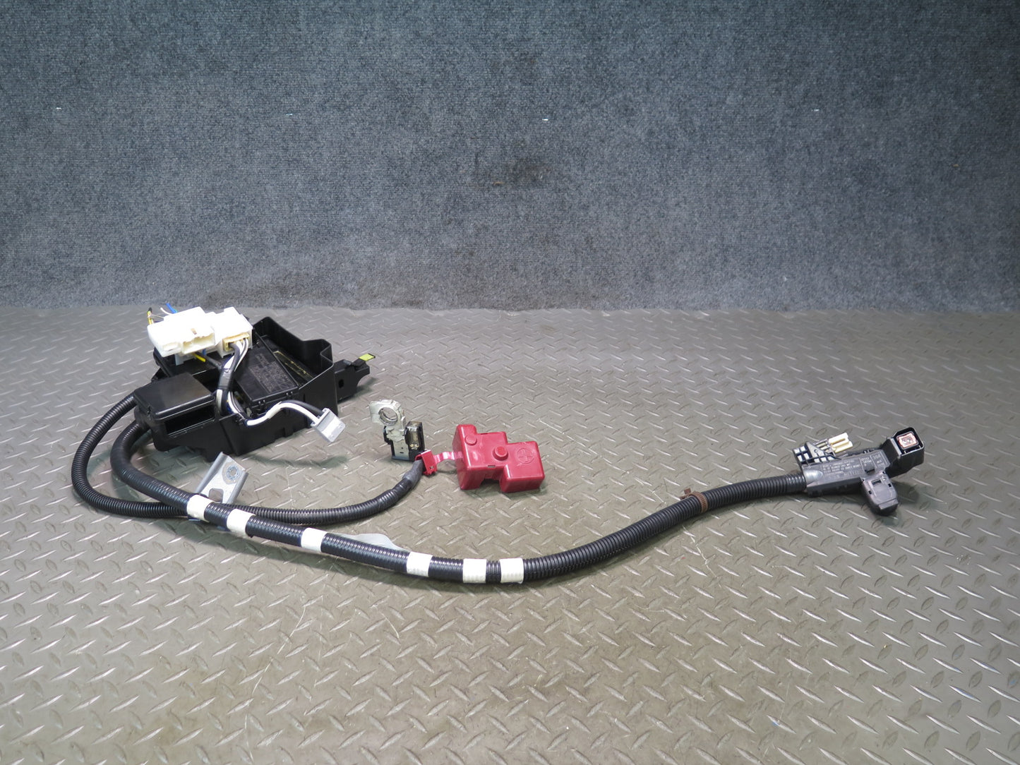 08-09 Lexus UVF46L LS600h Hybrid Rear Fuse Junction Box w Battery Cable