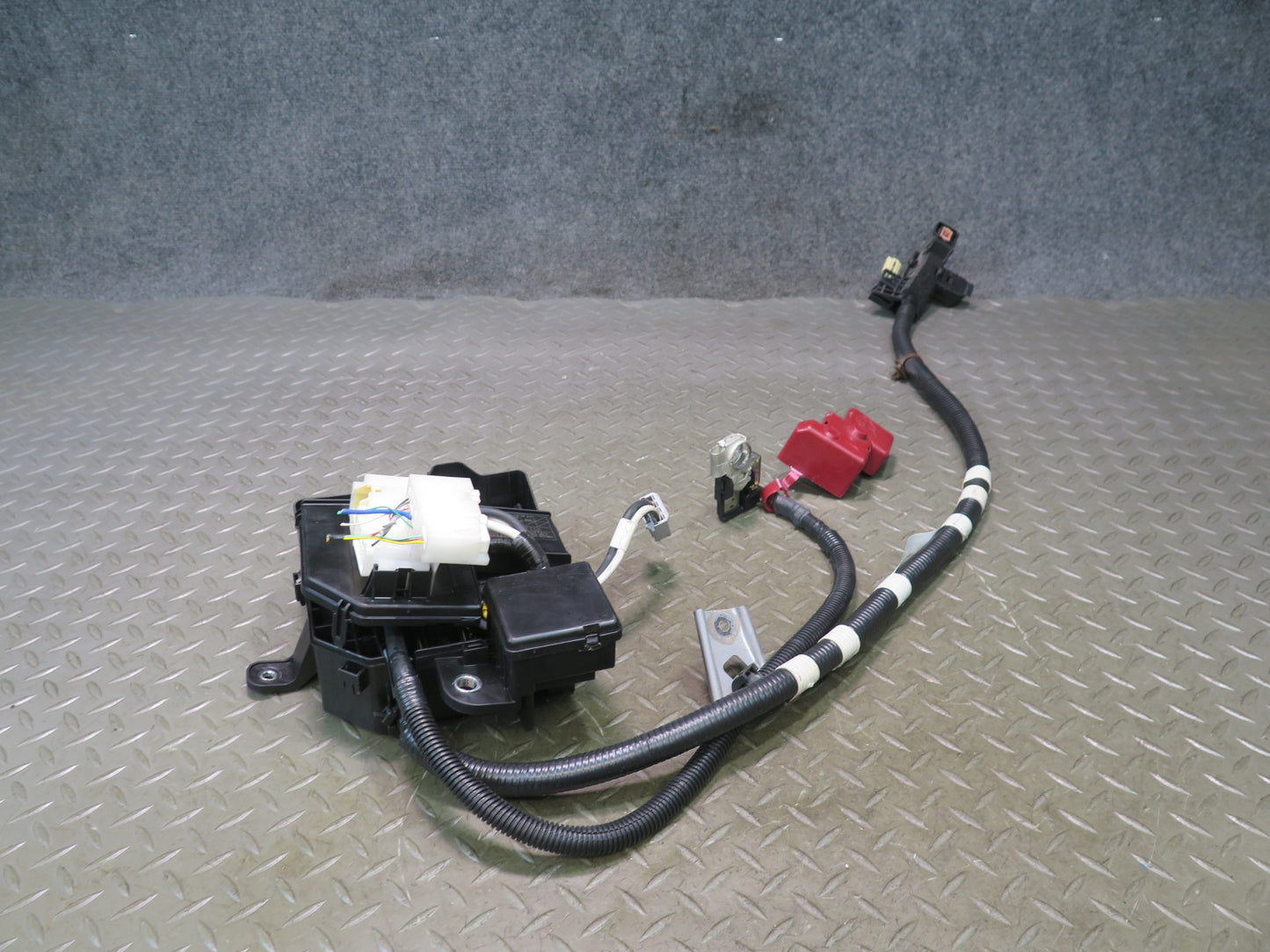 08-09 Lexus UVF46L LS600h Hybrid Rear Fuse Junction Box w Battery Cable