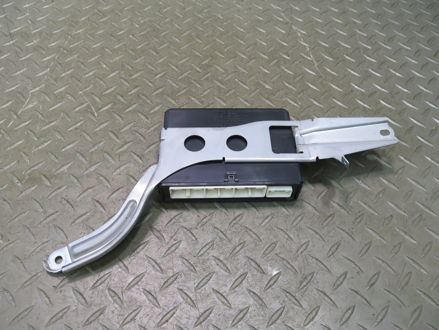 07-09 Lexus UVF46L LS600h LS460 Front Left Door Control Module 89222-50280 OEM