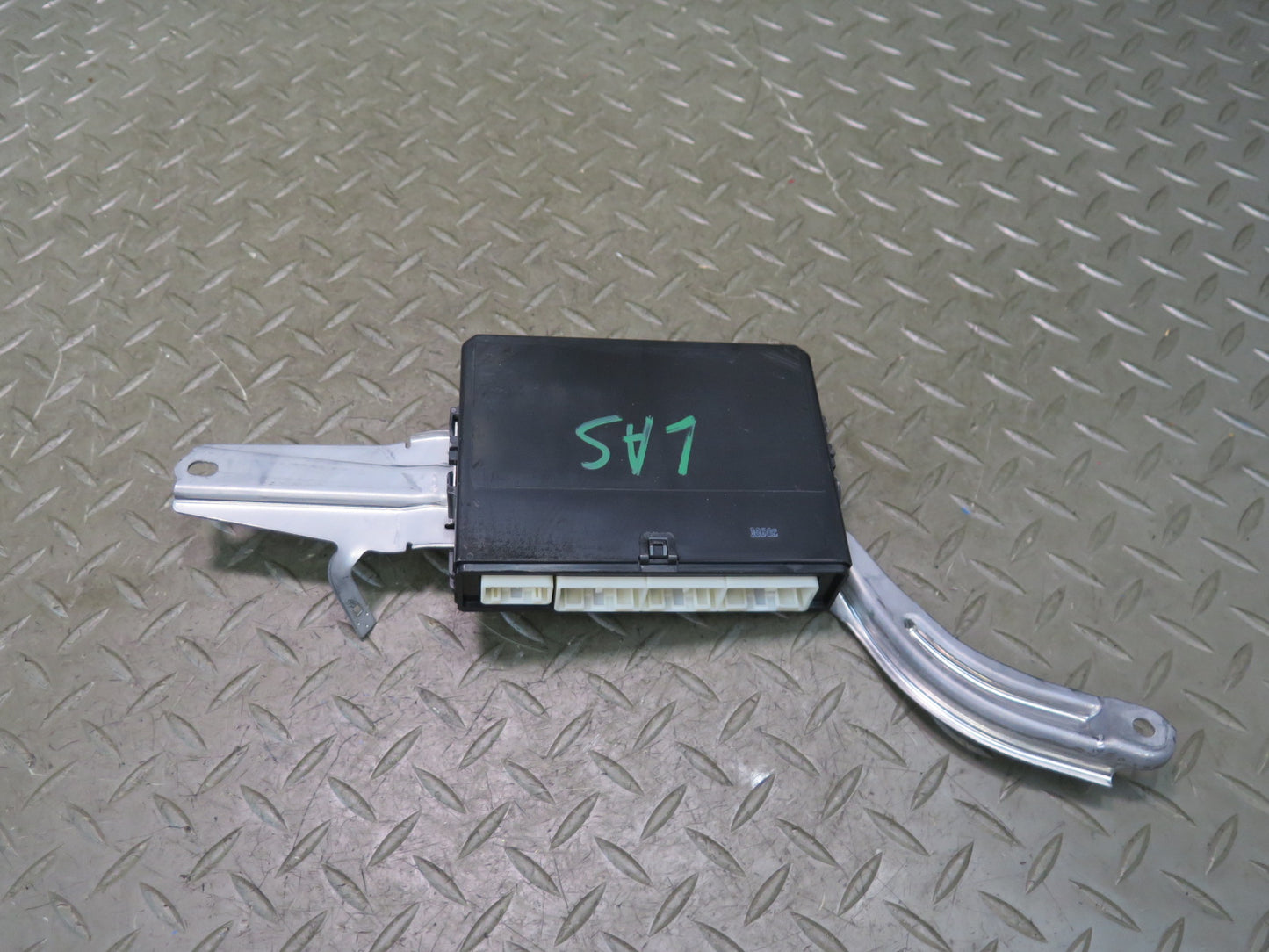 07-09 Lexus UVF46L LS600h LS460 Front Left Door Control Module 89222-50280 OEM