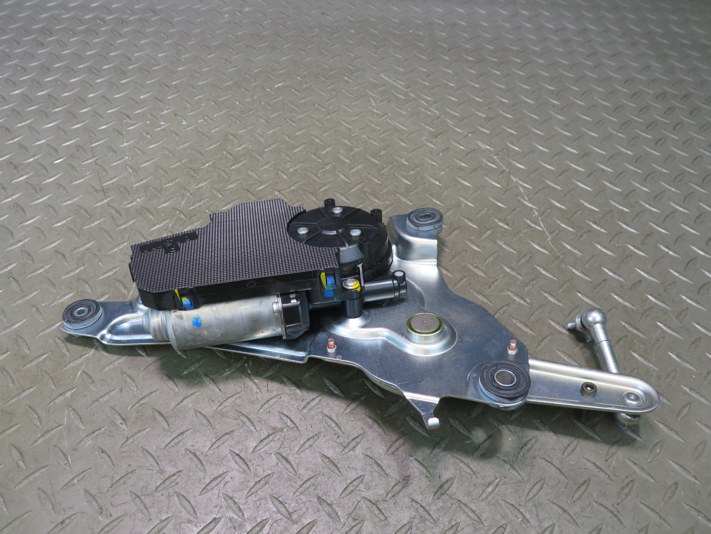 08-16 Lexus UVF46L LS600h Rear Trunk Lid Open Close Lift Actuator Motor