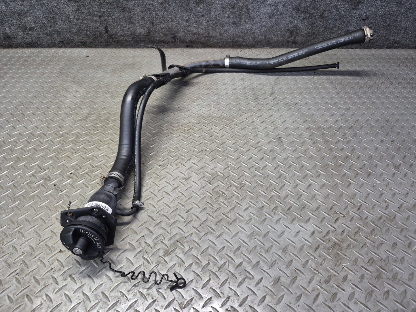 2004-2007 Hummer H2 Fuel Tank Filler Neck Pipe Line 15270307