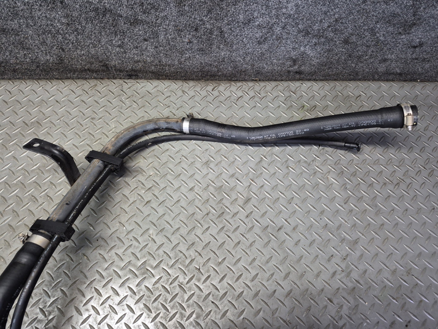 2004-2007 Hummer H2 Fuel Tank Filler Neck Pipe Line 15270307