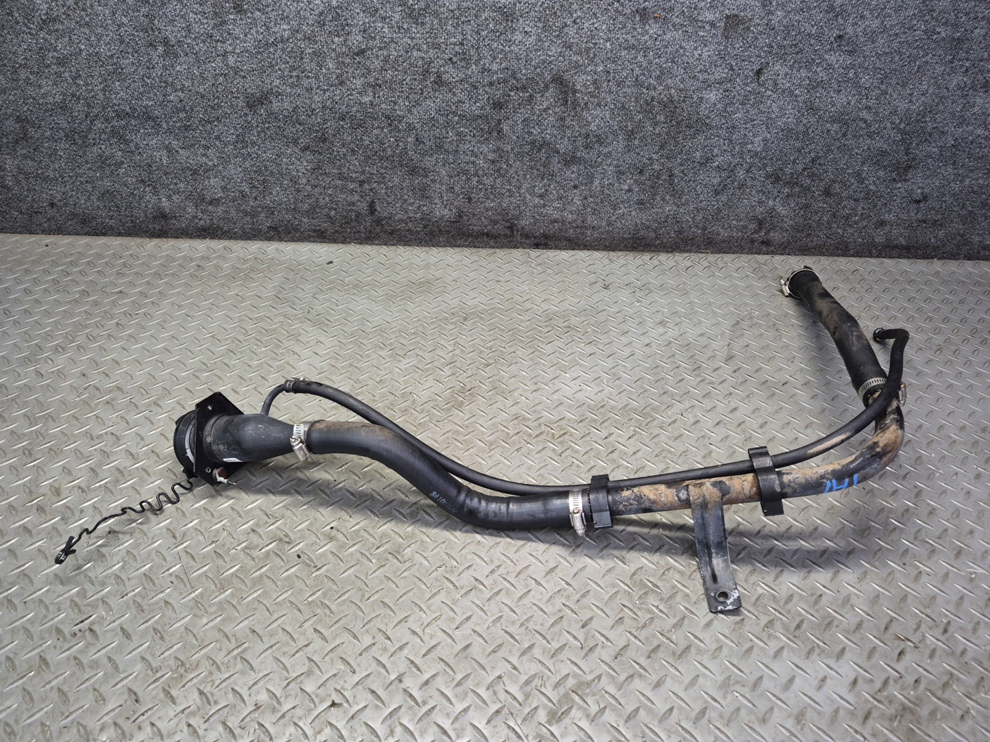 2004-2007 Hummer H2 Fuel Tank Filler Neck Pipe Line 15270307