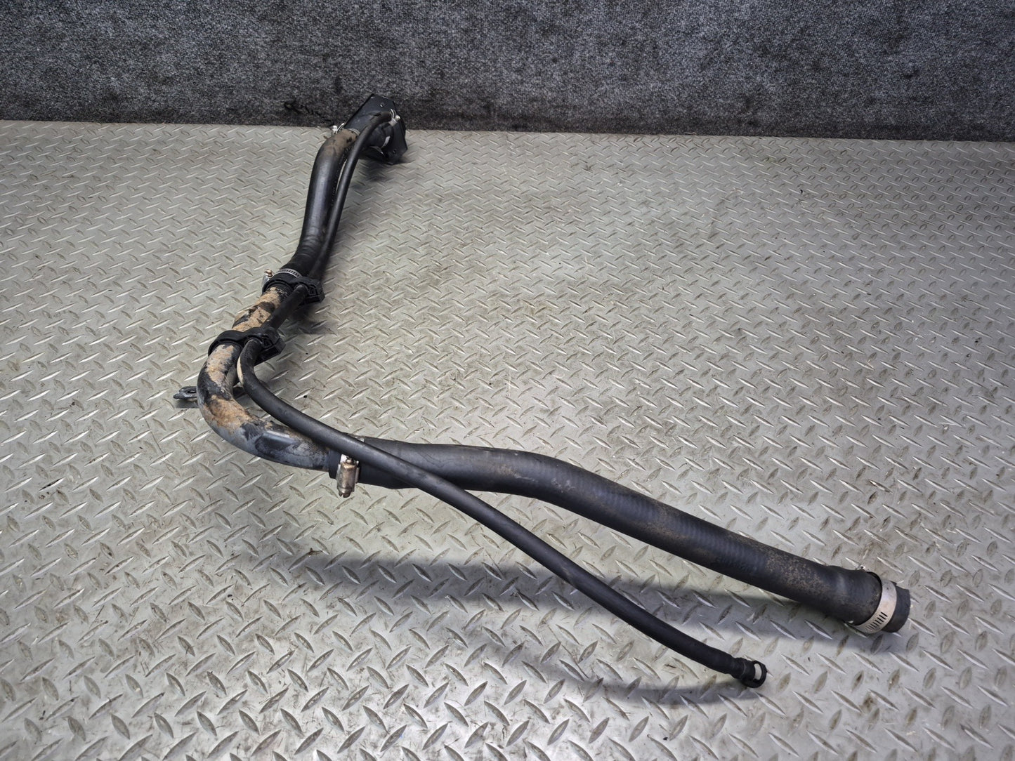 2004-2007 Hummer H2 Fuel Tank Filler Neck Pipe Line 15270307