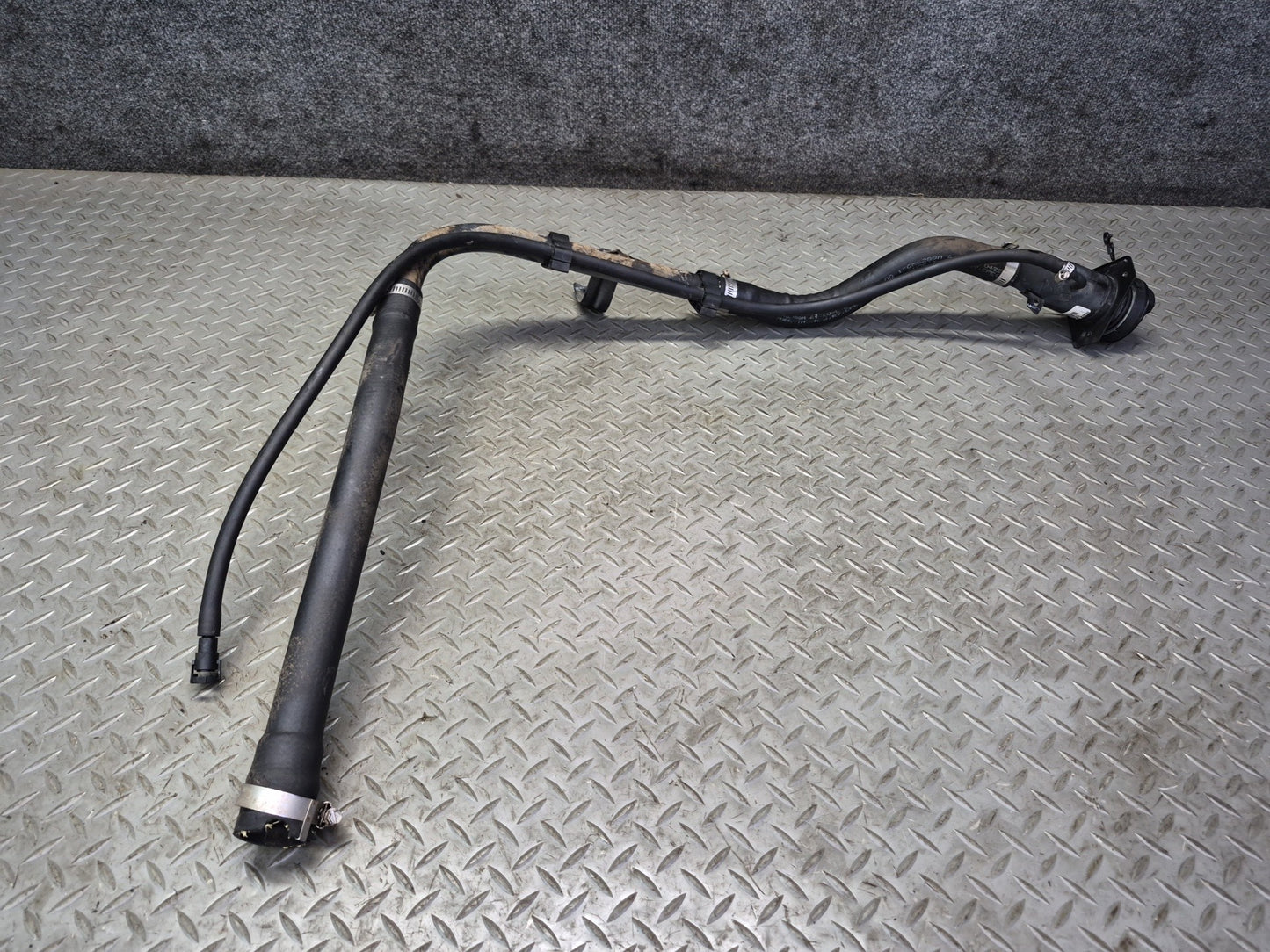 2004-2007 Hummer H2 Fuel Tank Filler Neck Pipe Line 15270307