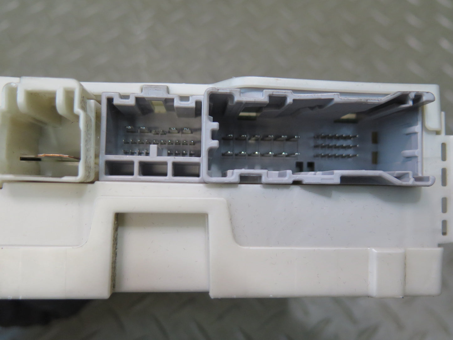 08-09 Lexus UVF46L LS600h Front Right Interior Cabin Fuse Relay Box Module