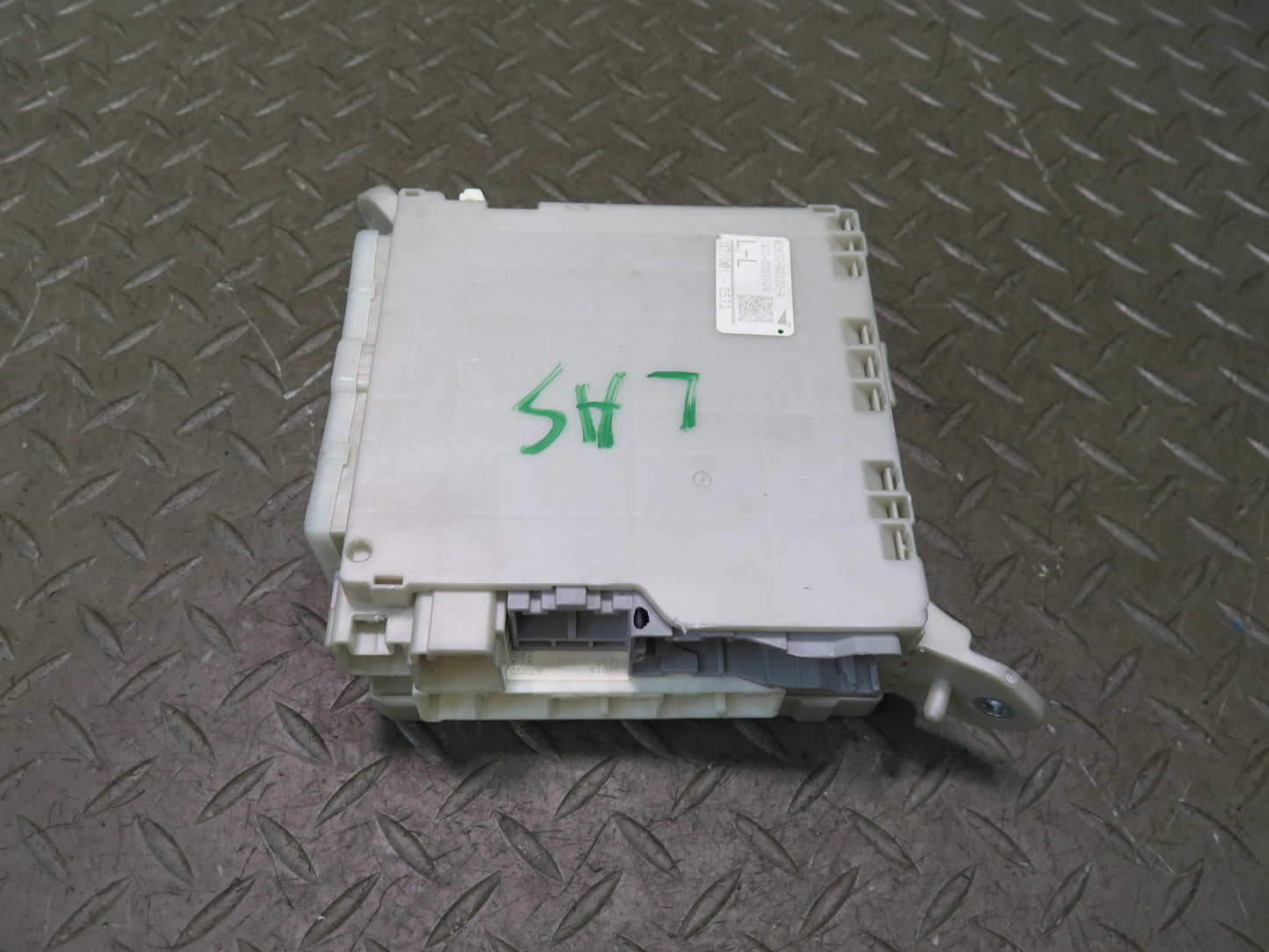 07-09 Lexus UVF46L LS600h LS460 Rear Trunk Junction Fuse Relay Box Module OEM