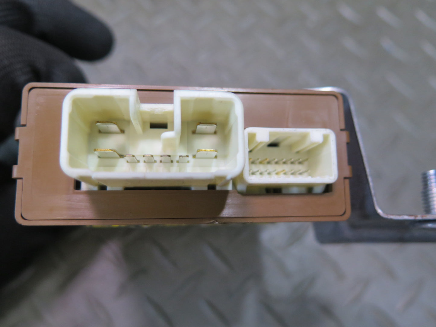 07-09 Lexus UVF46L LS600h LS460 Parking Brake Control Module 89050-50010 OEM