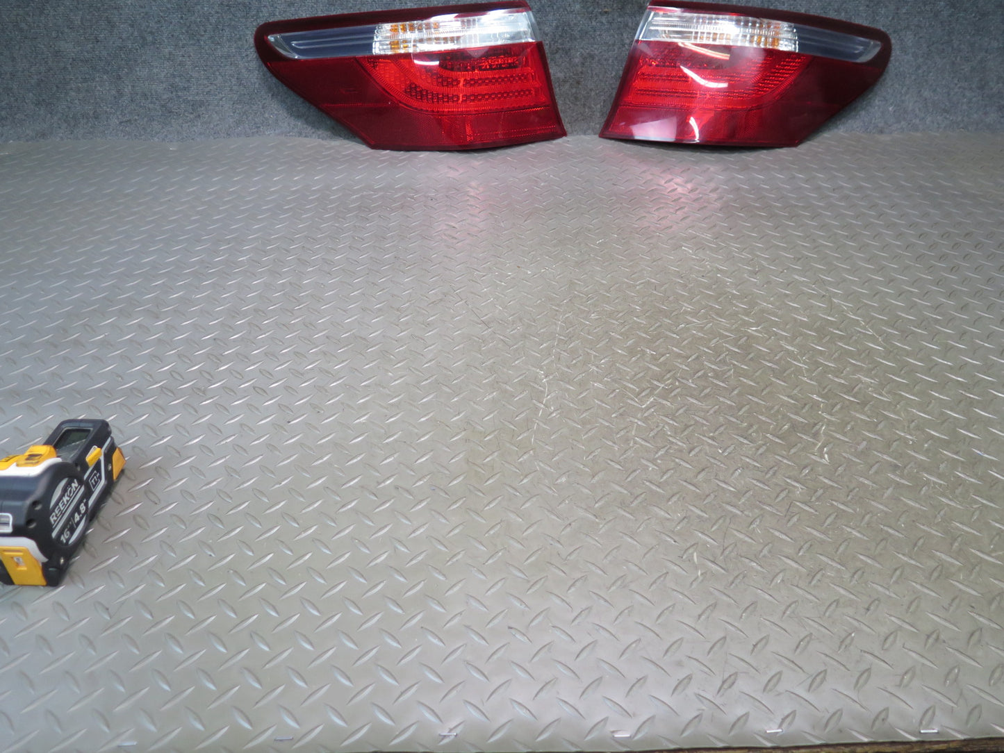 08-09 Lexus UVF46L LS600h Set of 2 Rear Left & Right Outer Tail Light Lamp OEM
