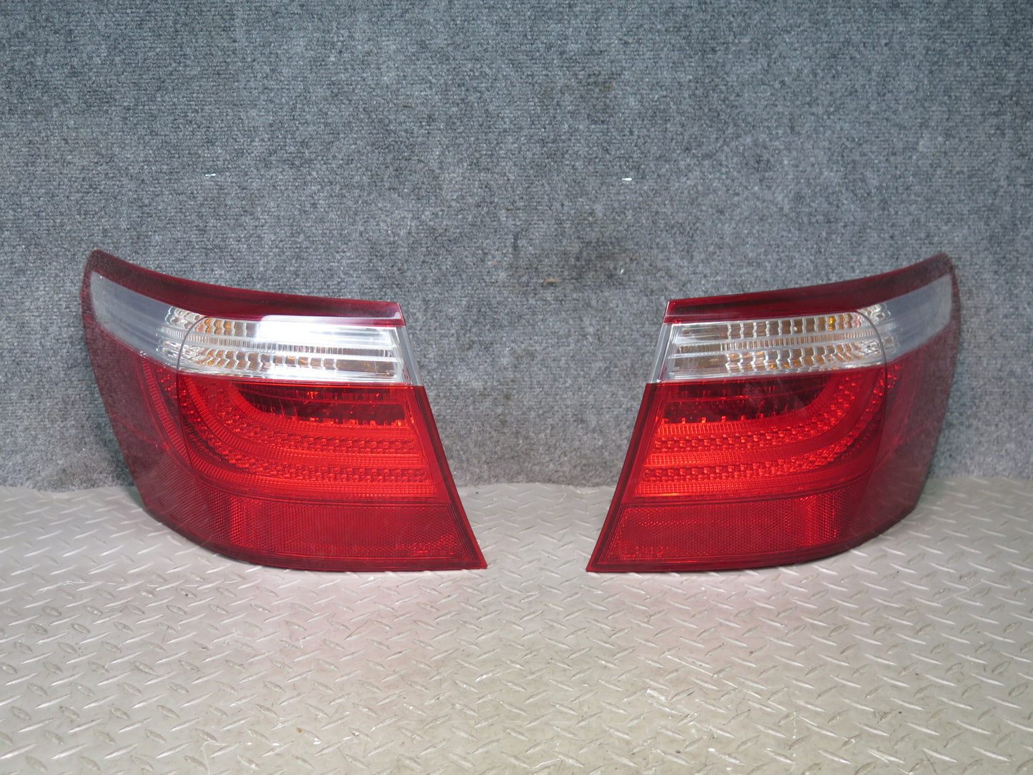 08-09 Lexus UVF46L LS600h Set of 2 Rear Left & Right Outer Tail Light Lamp OEM