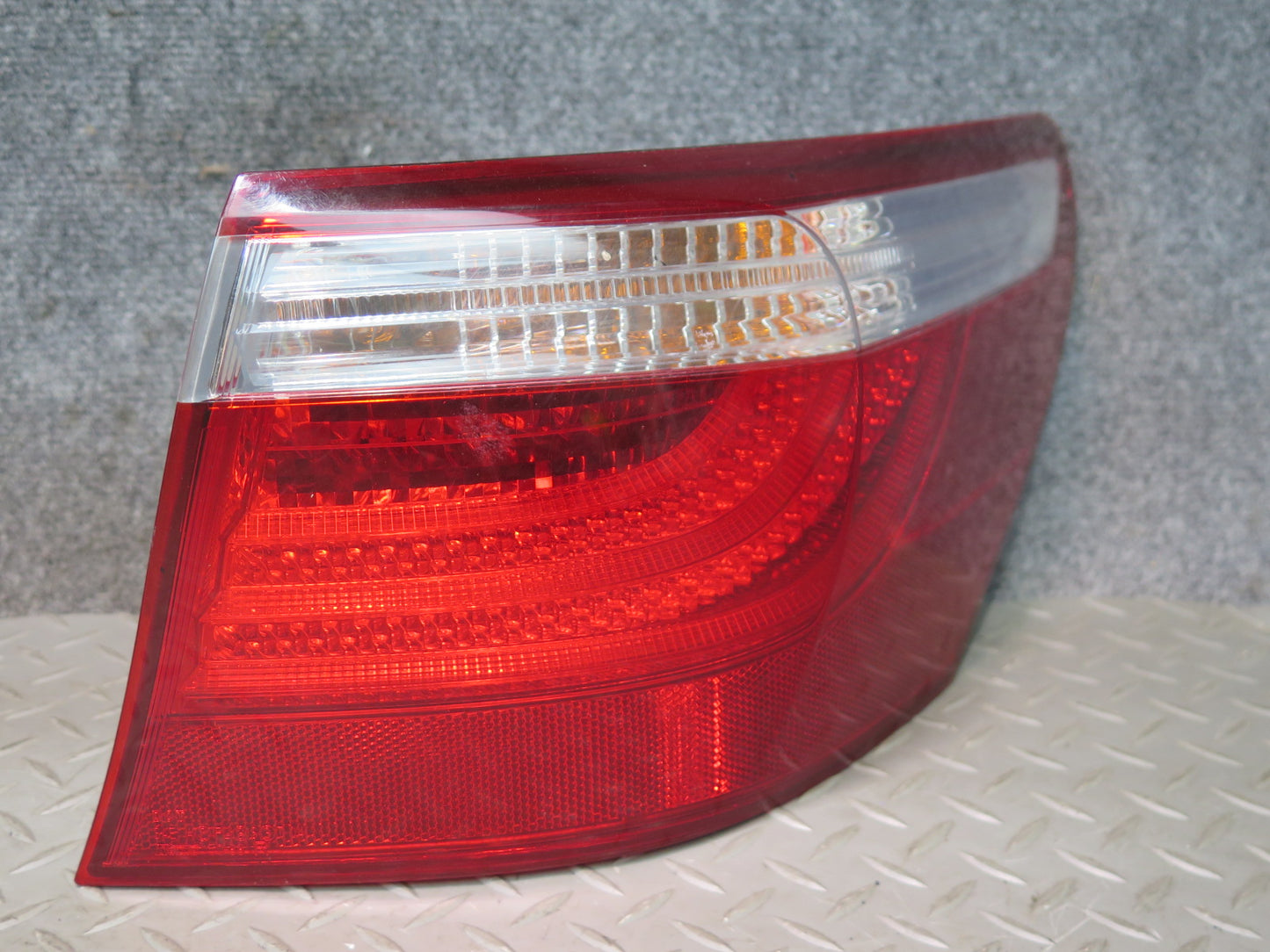 08-09 Lexus UVF46L LS600h Set of 2 Rear Left & Right Outer Tail Light Lamp OEM