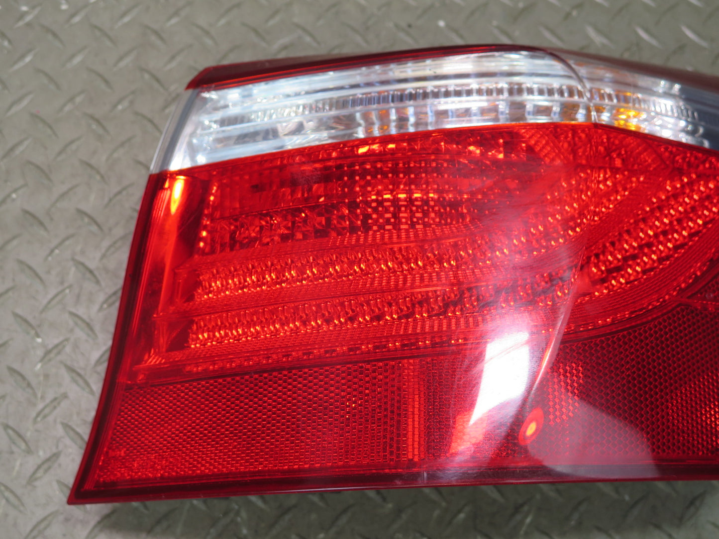 08-09 Lexus UVF46L LS600h Set of 2 Rear Left & Right Outer Tail Light Lamp OEM