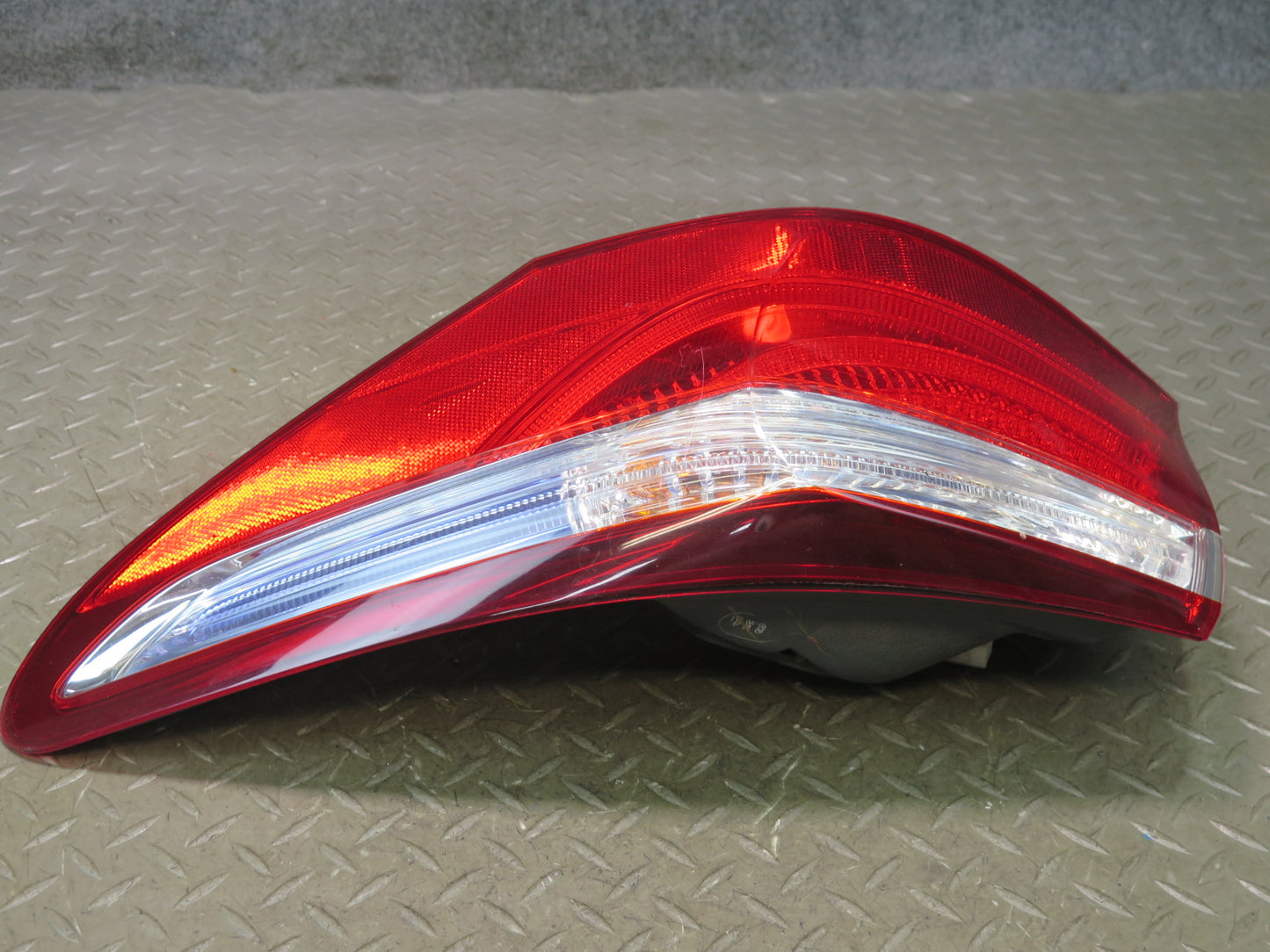 08-09 Lexus UVF46L LS600h Set of 2 Rear Left & Right Outer Tail Light Lamp OEM
