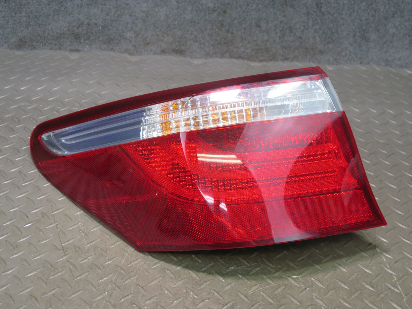 08-09 Lexus UVF46L LS600h Set of 2 Rear Left & Right Outer Tail Light Lamp OEM