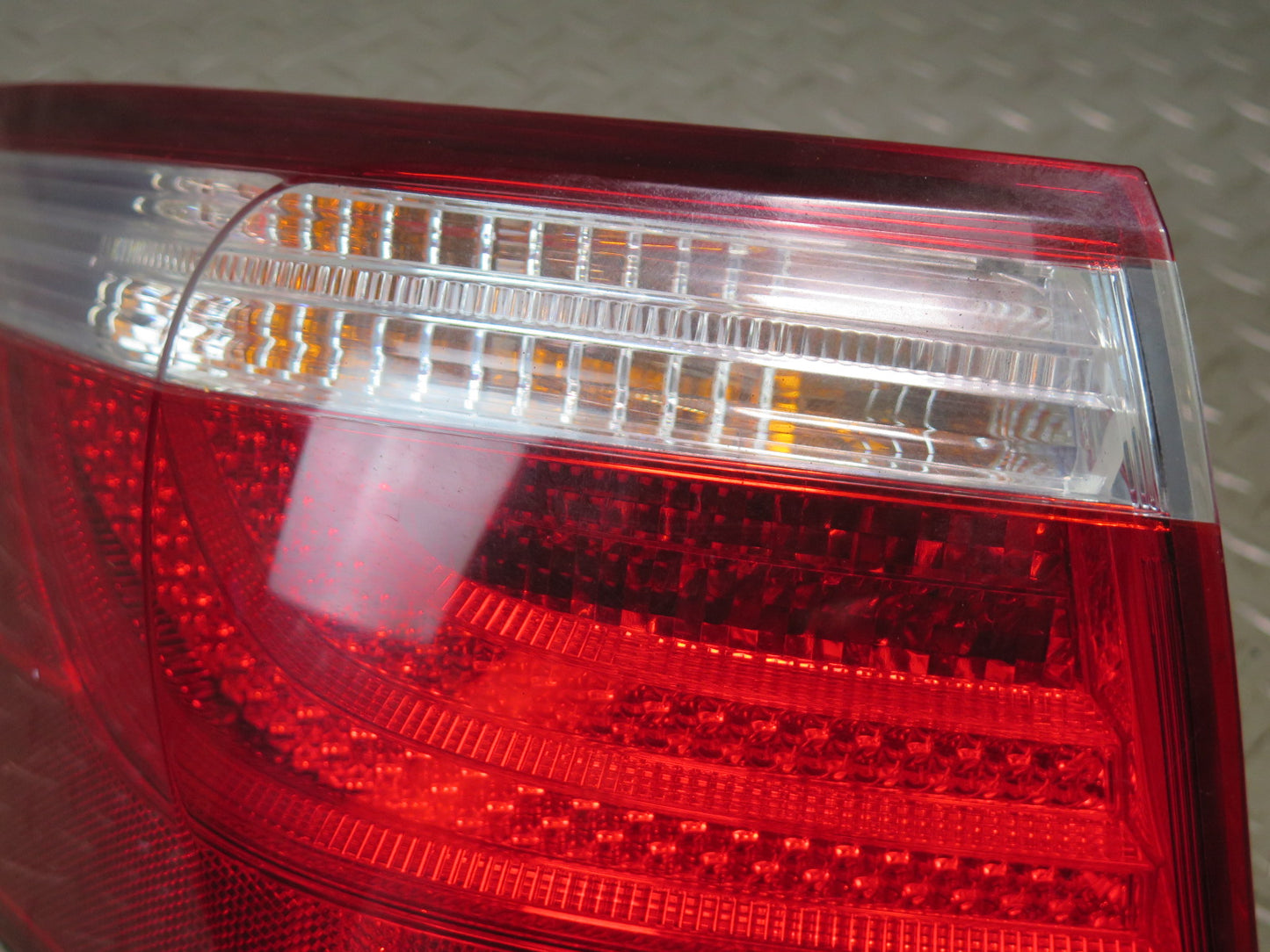 08-09 Lexus UVF46L LS600h Set of 2 Rear Left & Right Outer Tail Light Lamp OEM
