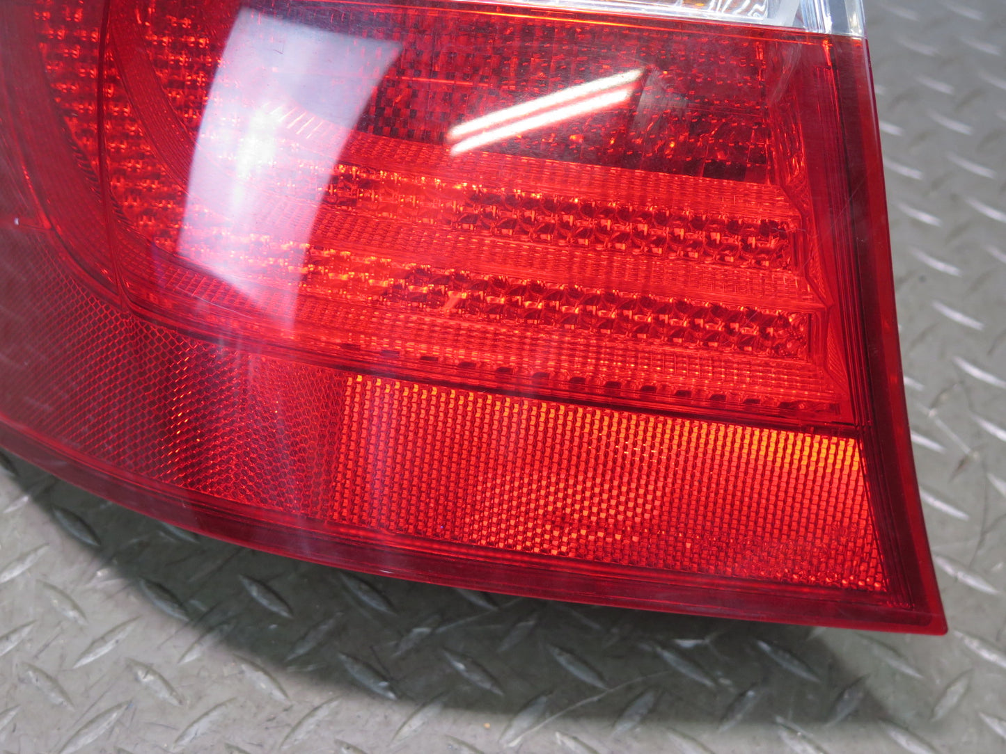 08-09 Lexus UVF46L LS600h Set of 2 Rear Left & Right Outer Tail Light Lamp OEM