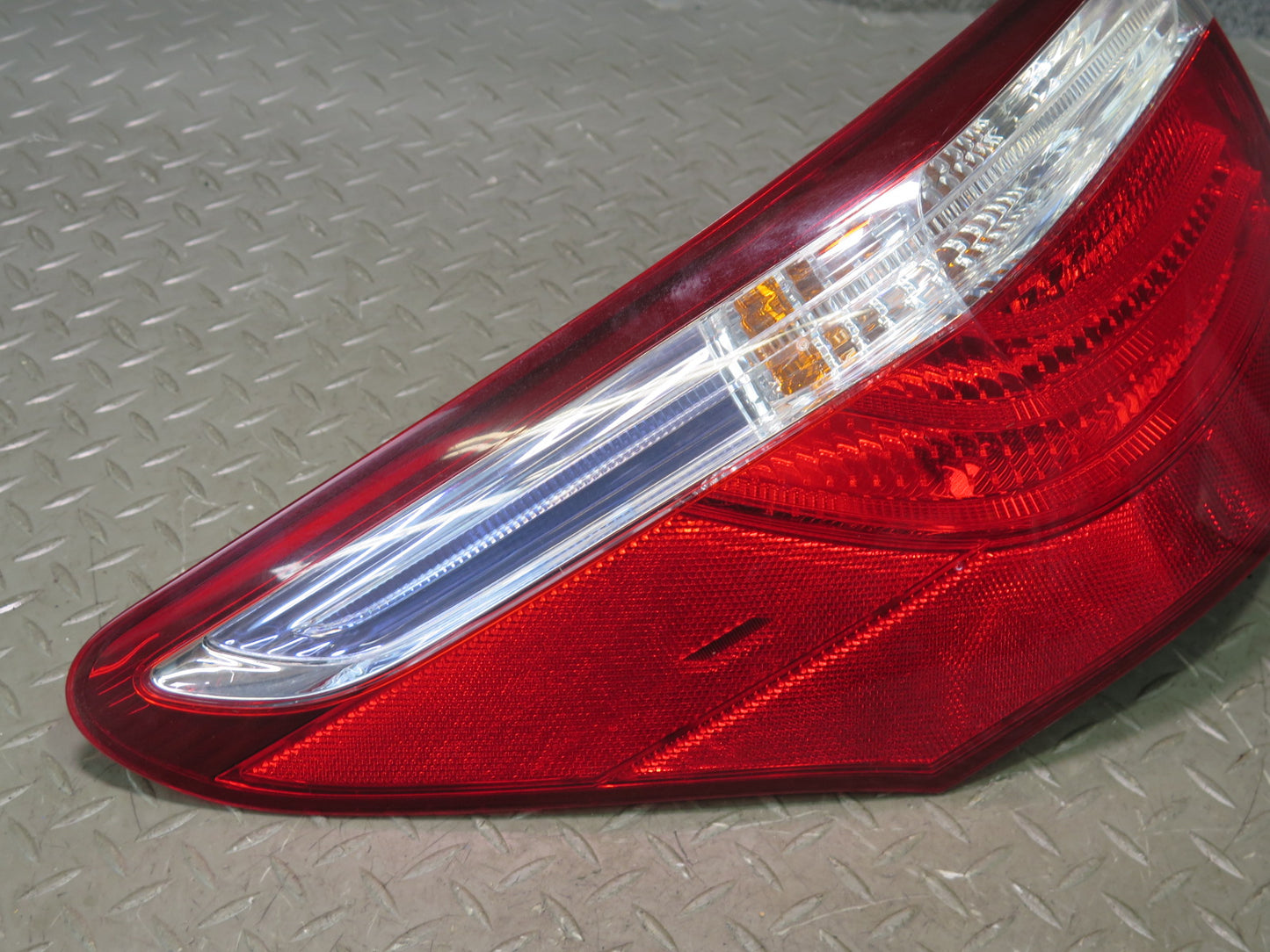08-09 Lexus UVF46L LS600h Set of 2 Rear Left & Right Outer Tail Light Lamp OEM