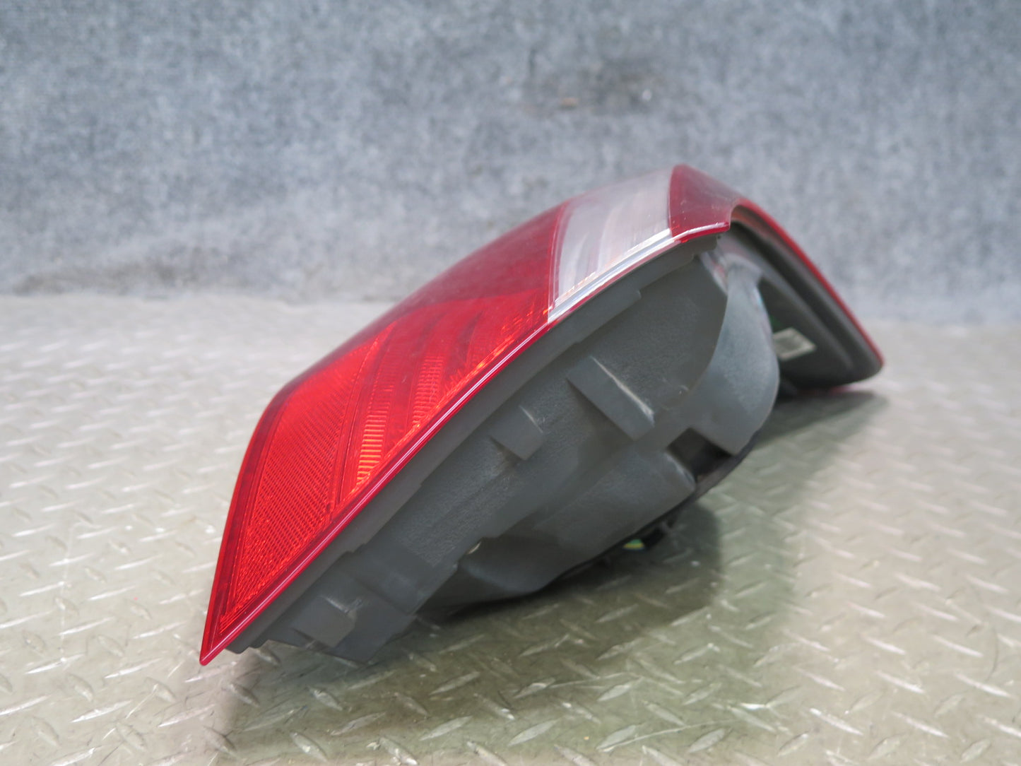 08-09 Lexus UVF46L LS600h Set of 2 Rear Left & Right Outer Tail Light Lamp OEM