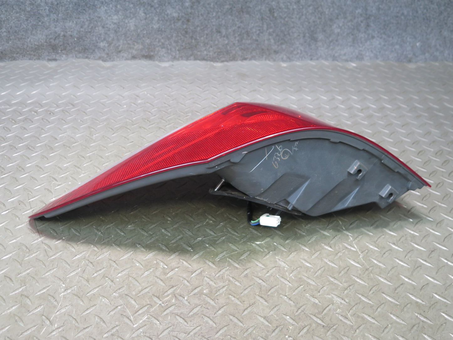 08-09 Lexus UVF46L LS600h Set of 2 Rear Left & Right Outer Tail Light Lamp OEM