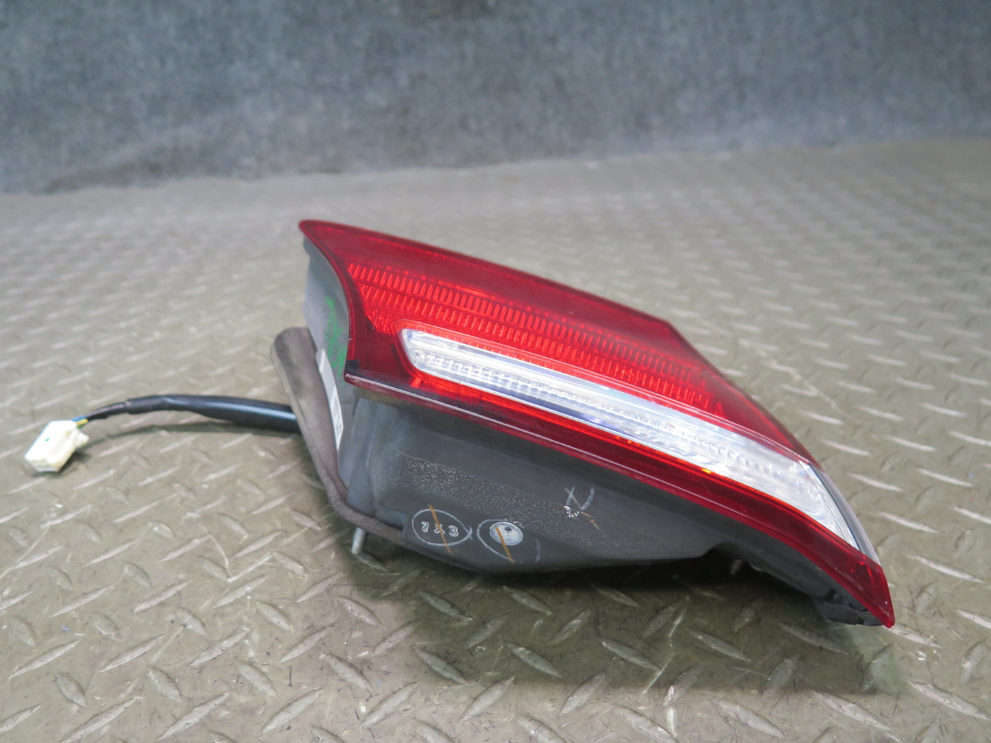 08-09 Lexus UVF46L LS600h Set of 2 Rear Left & Right Inner Tail Light Lamp OEM