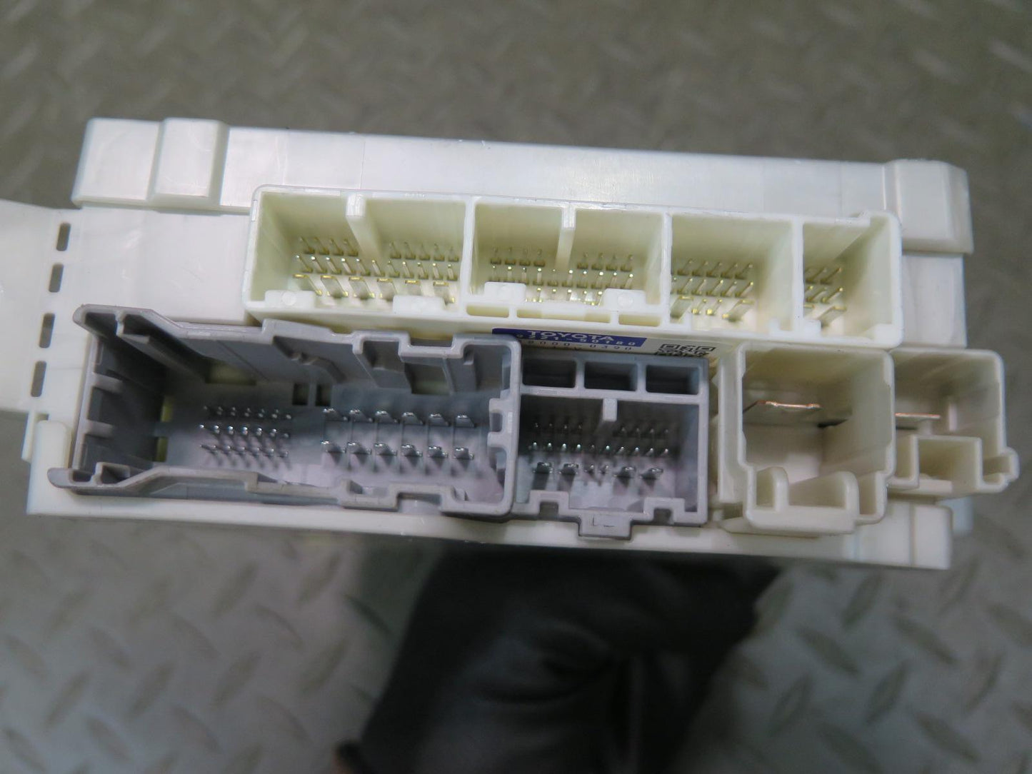 08-12 Lexus UVF46L LS600h LS460 Front Left Interior Cabin Fuse Relay Box Module