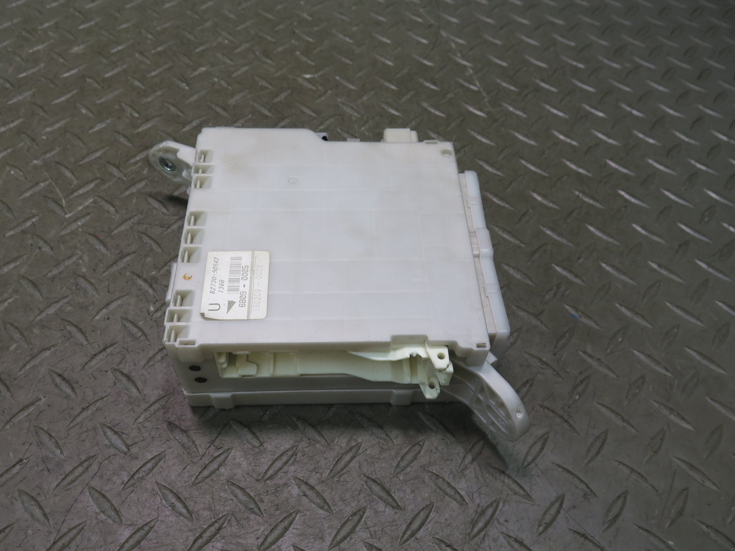 08-12 Lexus UVF46L LS600h LS460 Front Left Interior Cabin Fuse Relay Box Module