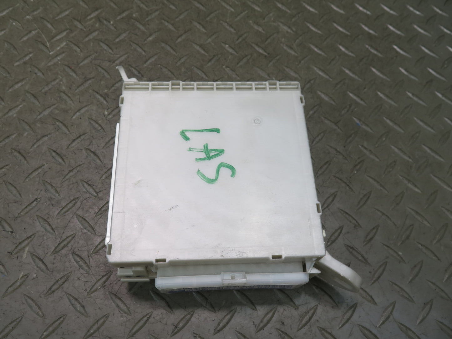 08-12 Lexus UVF46L LS600h LS460 Front Left Interior Cabin Fuse Relay Box Module