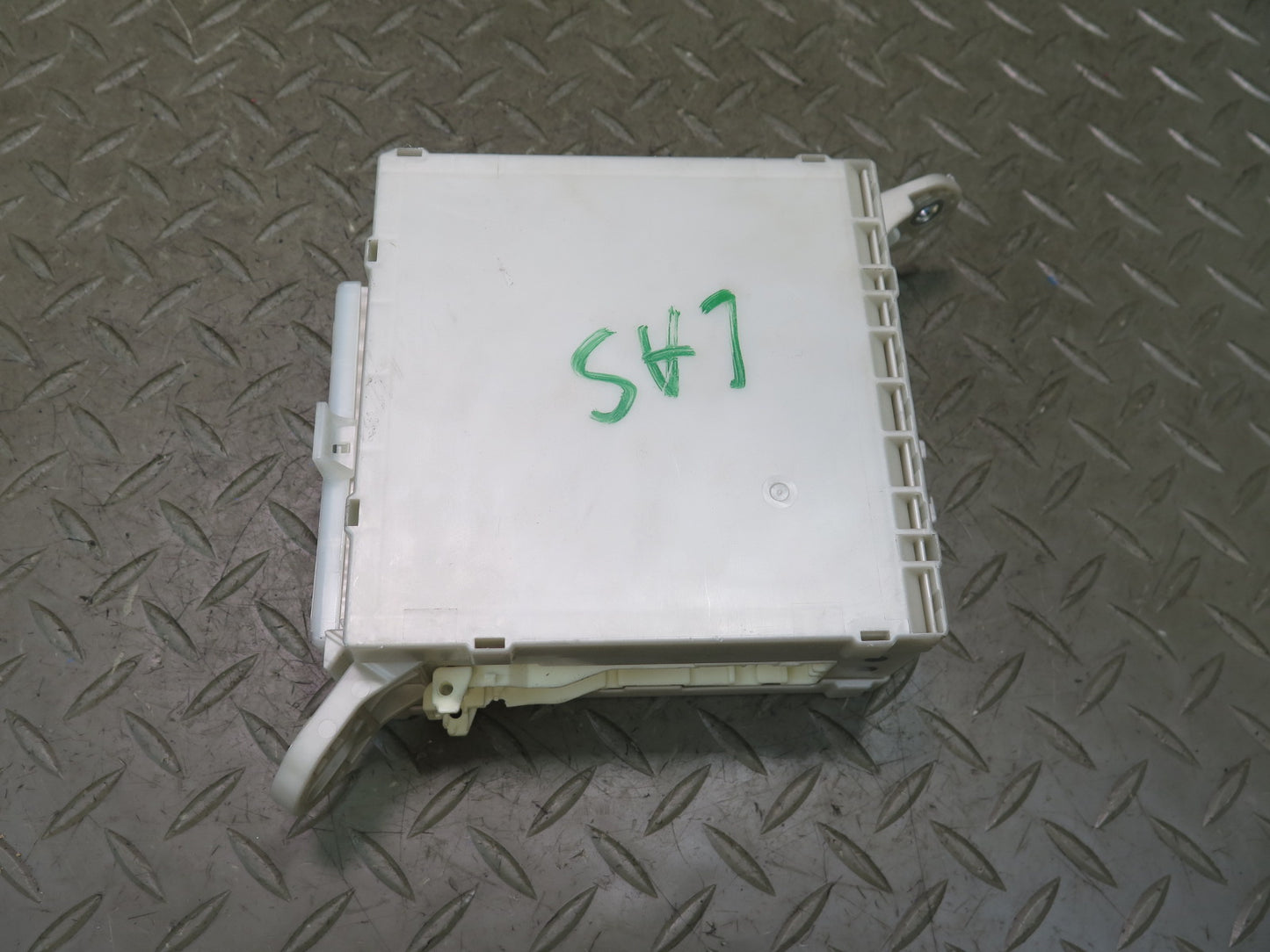 08-12 Lexus UVF46L LS600h LS460 Front Left Interior Cabin Fuse Relay Box Module