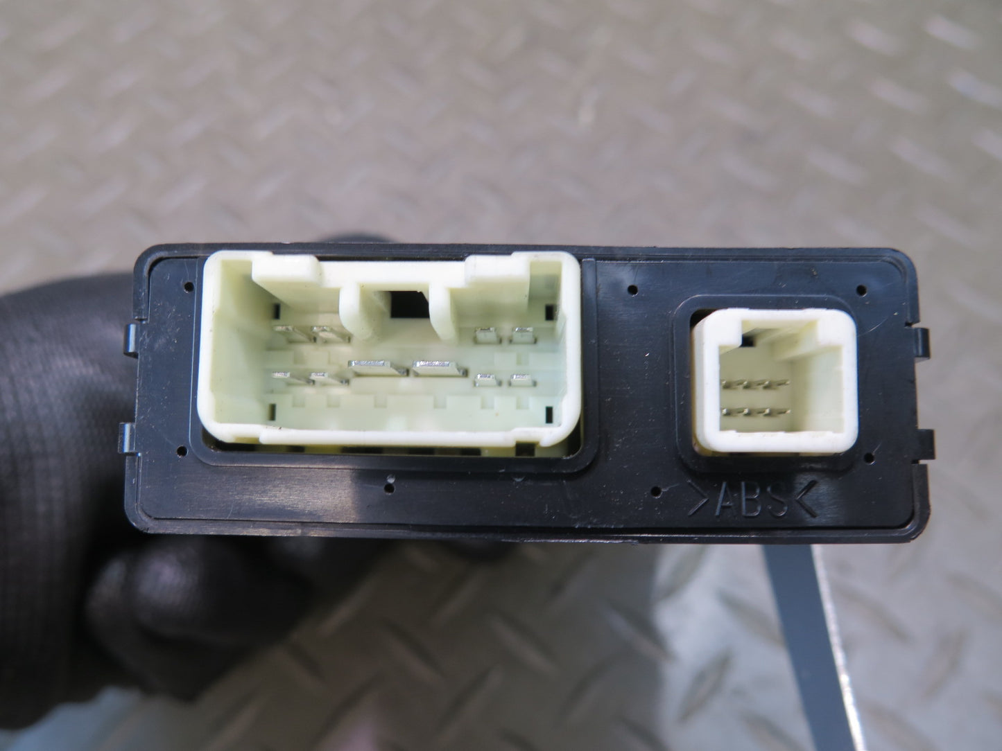 07-12 Lexus LS600h LS460 Seat Belt Seatbelt Control Module 89815-50020 OEM