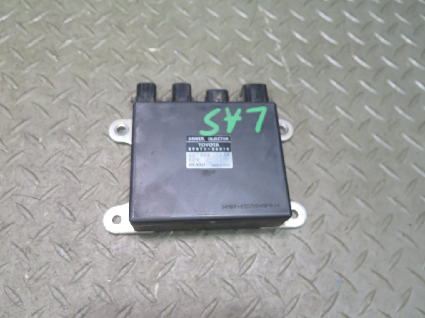 07-17 Lexus UVF46L LS600h LS460 Set of 2 Driver Injector Fuel Control Module OEM