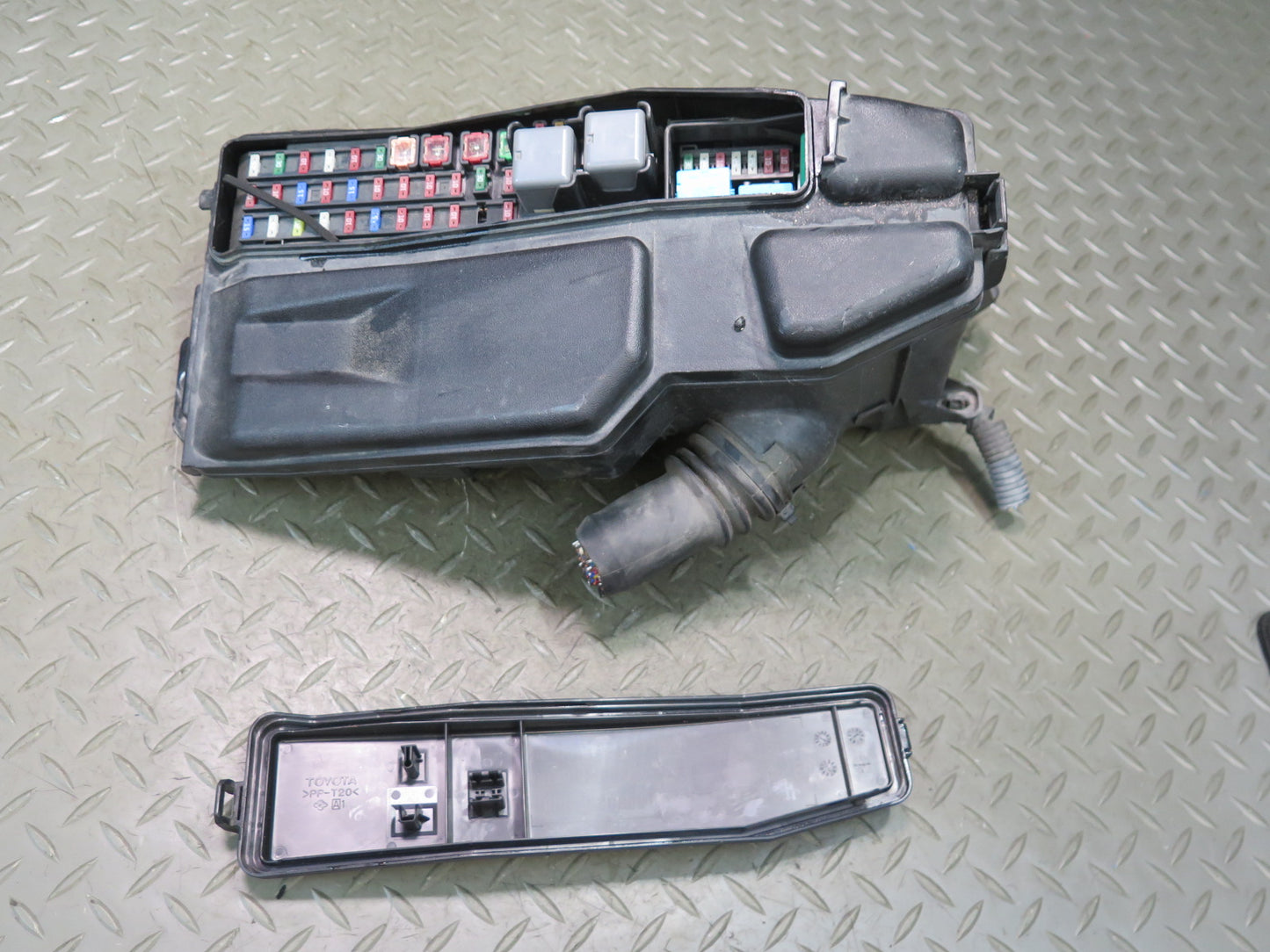 08-16 Lexus UVF46L LS600h Engine Bay Junction Fuse Relay Box Module OEM