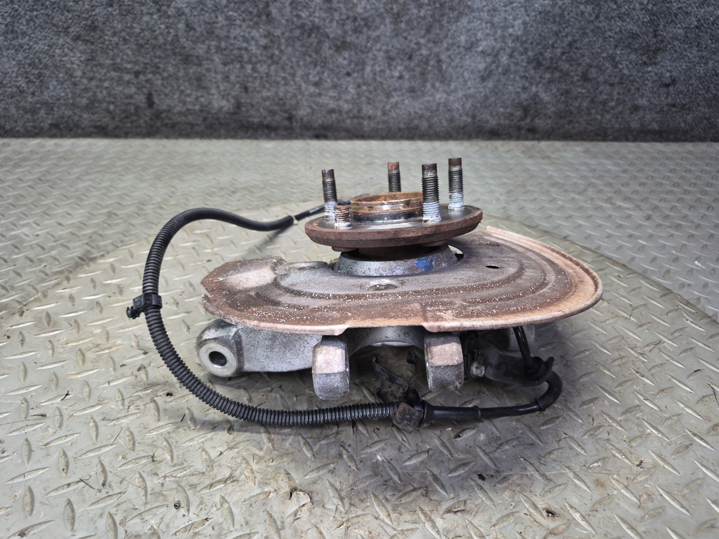 02-05 Ford Thunderbird Rear Left Spindle Knuckle Wheel Hub Bearing OEM