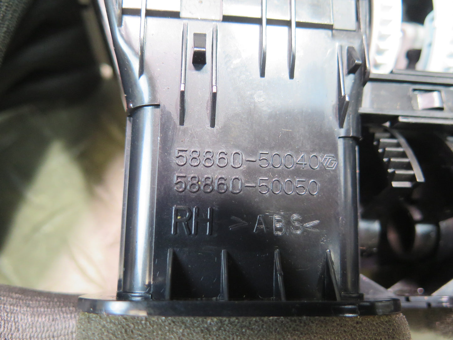 07-17 Lexus UVF46L LS600h LS460 Rear Center Console A/C Air Vent 58860-50040 OEM