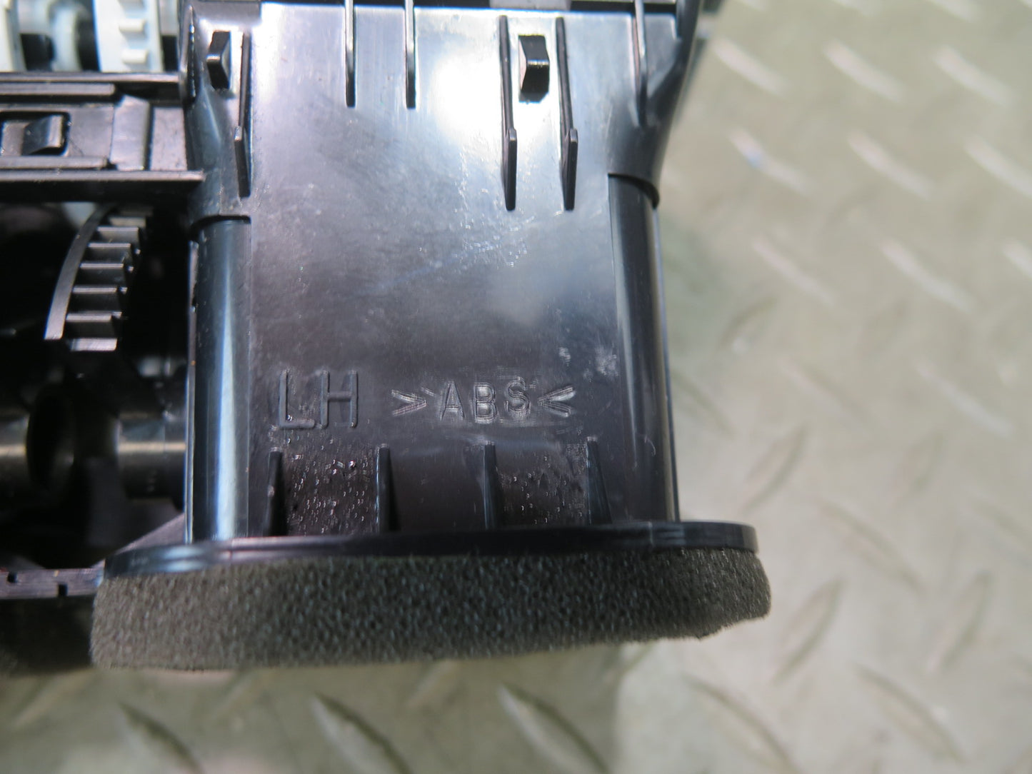 07-17 Lexus UVF46L LS600h LS460 Rear Center Console A/C Air Vent 58860-50040 OEM