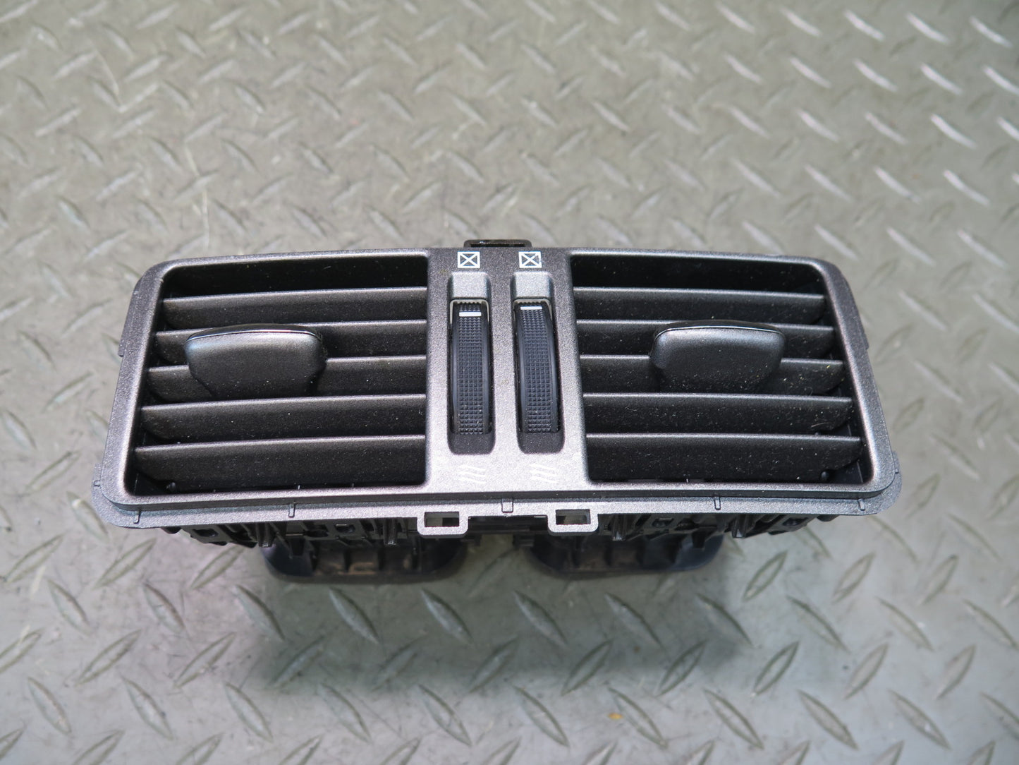 07-17 Lexus UVF46L LS600h LS460 Rear Center Console A/C Air Vent 58860-50040 OEM