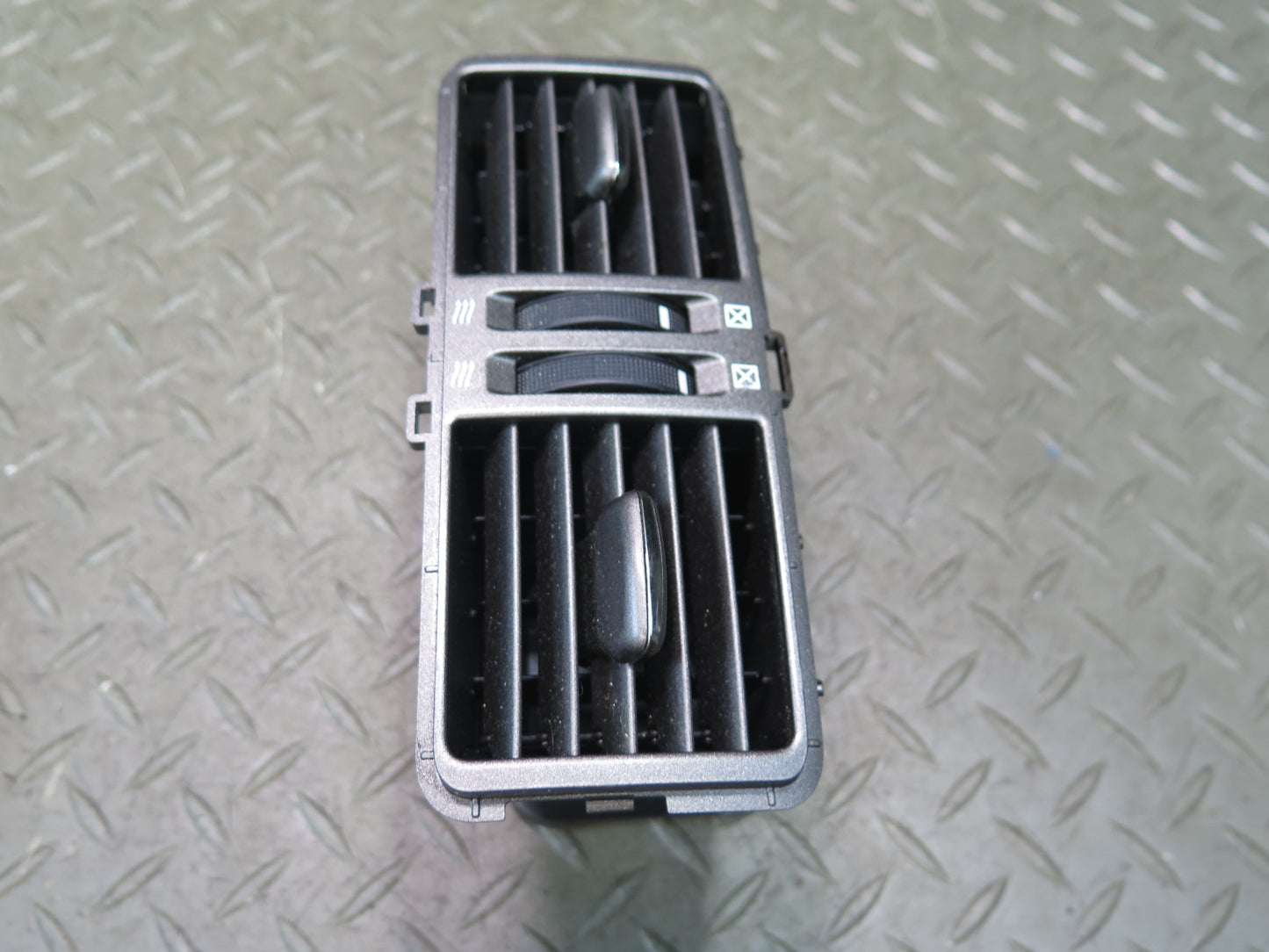 07-17 Lexus UVF46L LS600h LS460 Rear Center Console A/C Air Vent 58860-50040 OEM