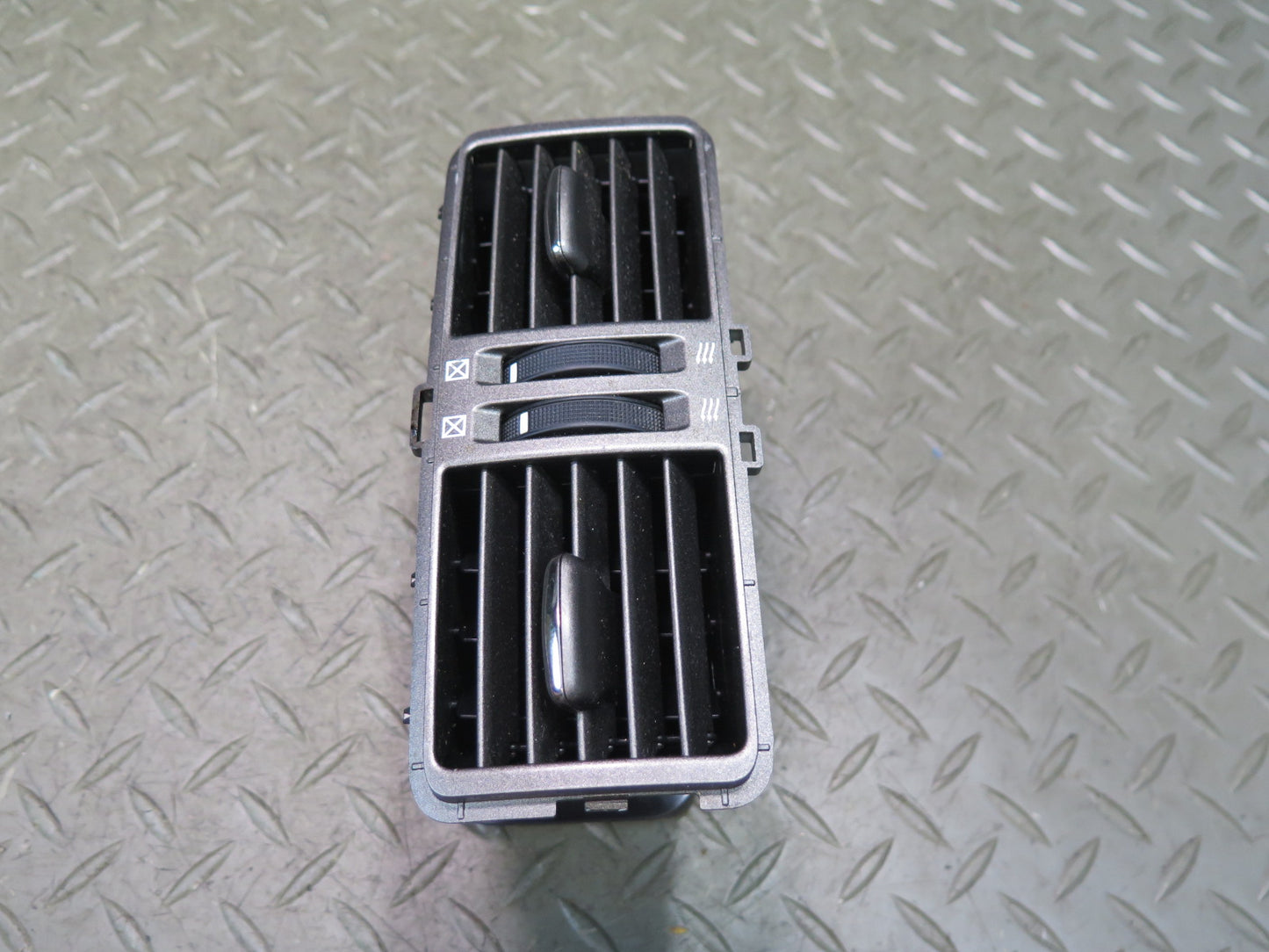 07-17 Lexus UVF46L LS600h LS460 Rear Center Console A/C Air Vent 58860-50040 OEM