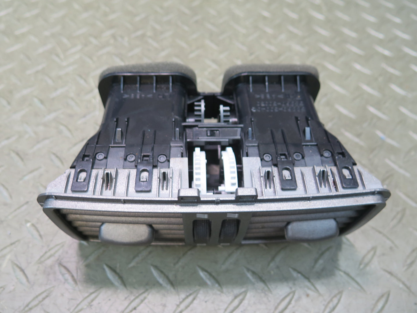 07-17 Lexus UVF46L LS600h LS460 Rear Center Console A/C Air Vent 58860-50040 OEM