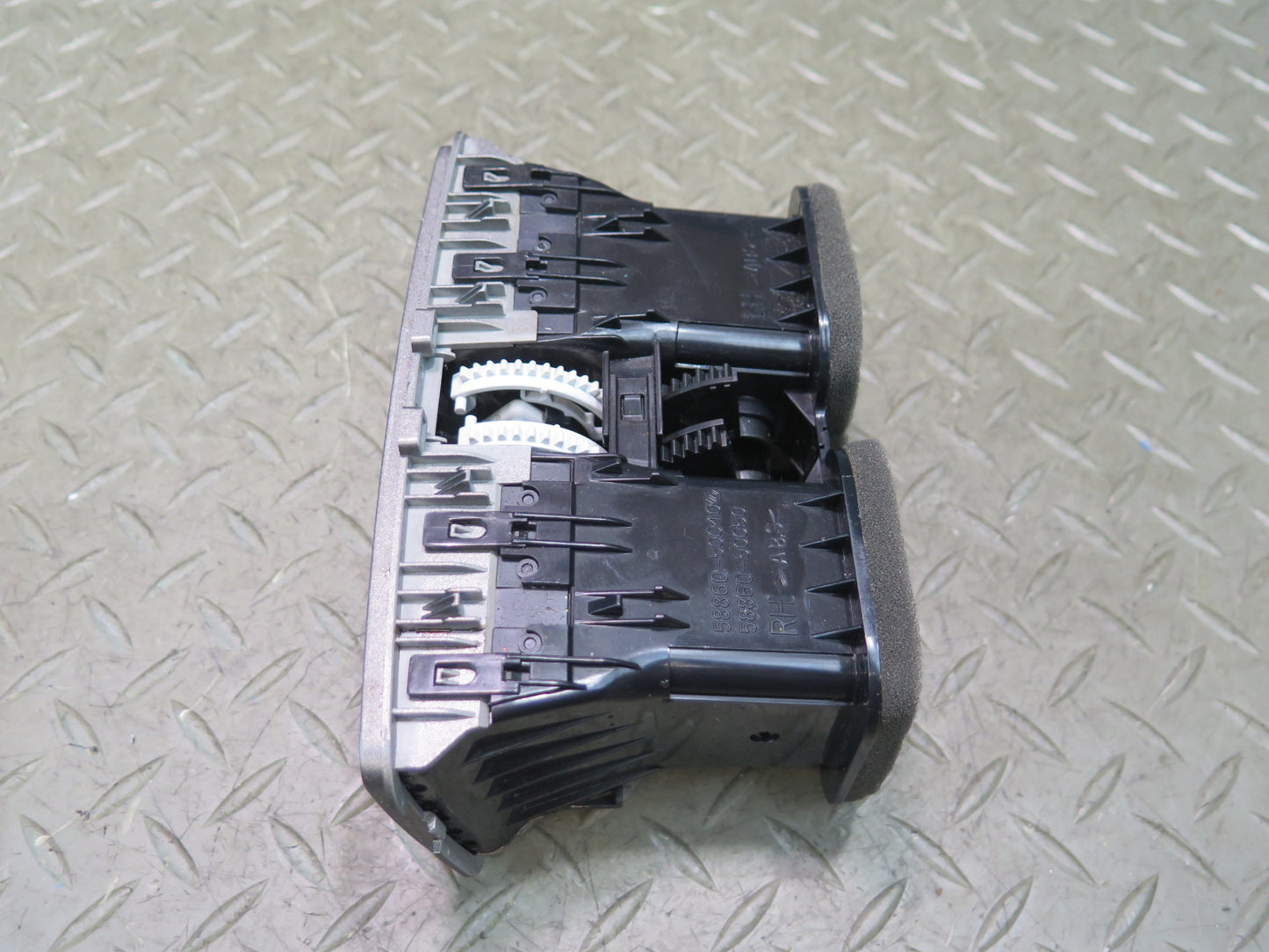07-17 Lexus UVF46L LS600h LS460 Rear Center Console A/C Air Vent 58860-50040 OEM