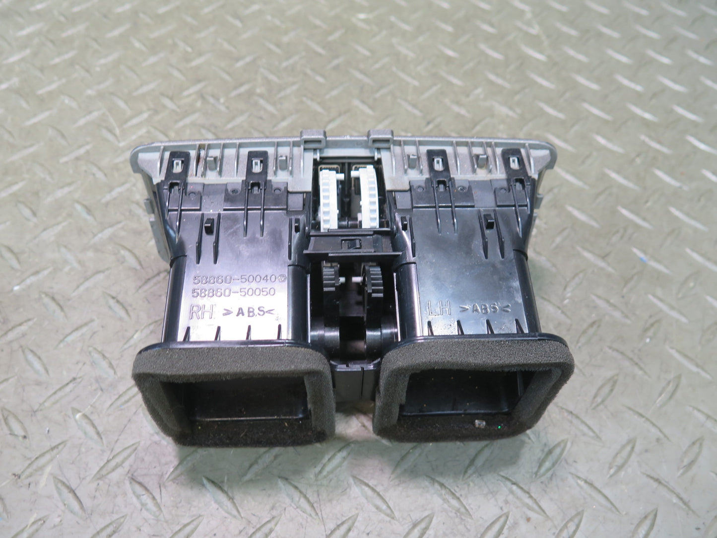 07-17 Lexus UVF46L LS600h LS460 Rear Center Console A/C Air Vent 58860-50040 OEM