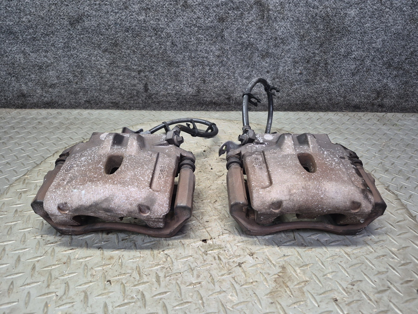 02-05 Ford Thunderbird Set of 2 Front Left & Right Brake Caliper OEM