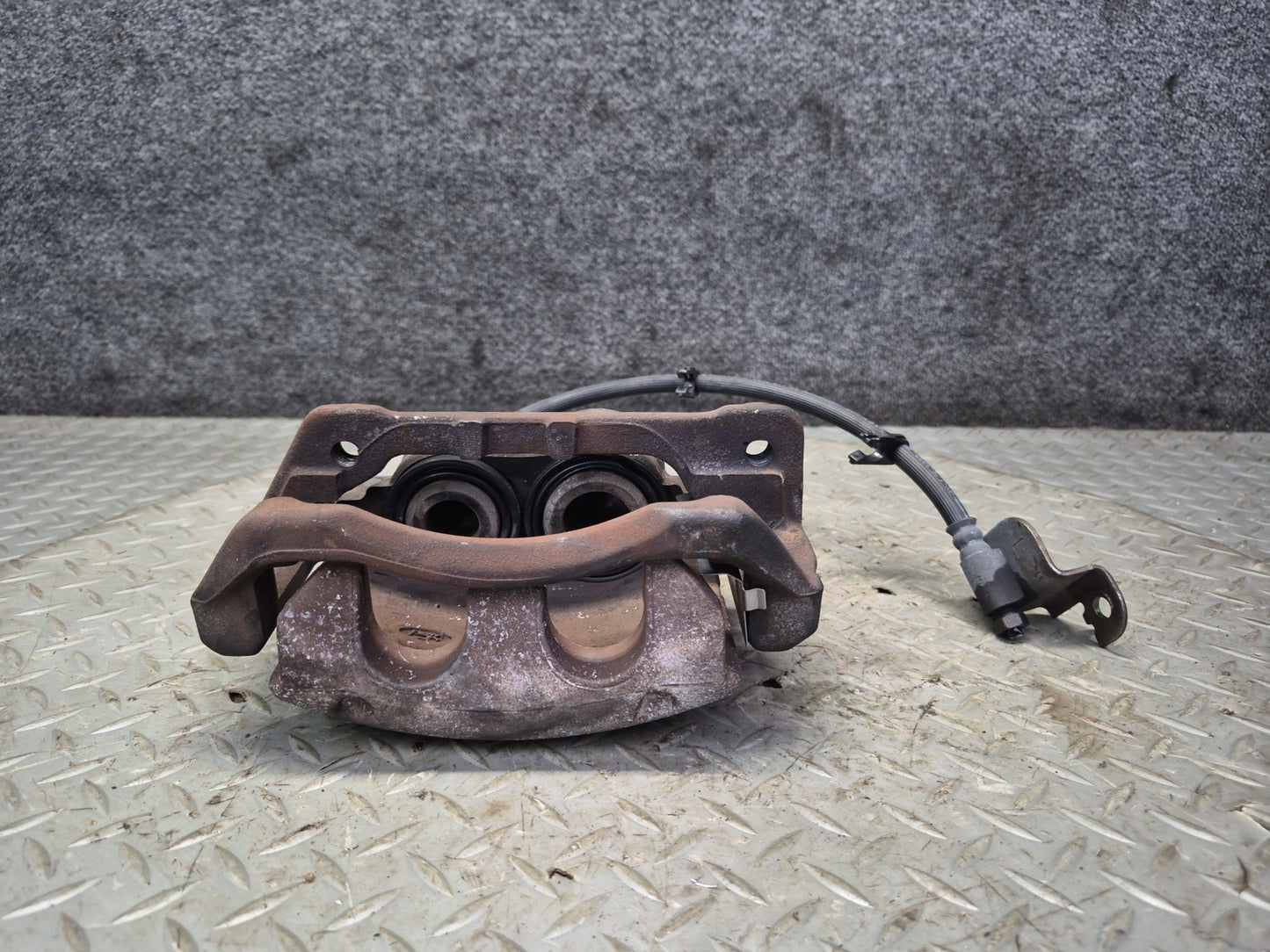 02-05 Ford Thunderbird Set of 2 Front Left & Right Brake Caliper OEM