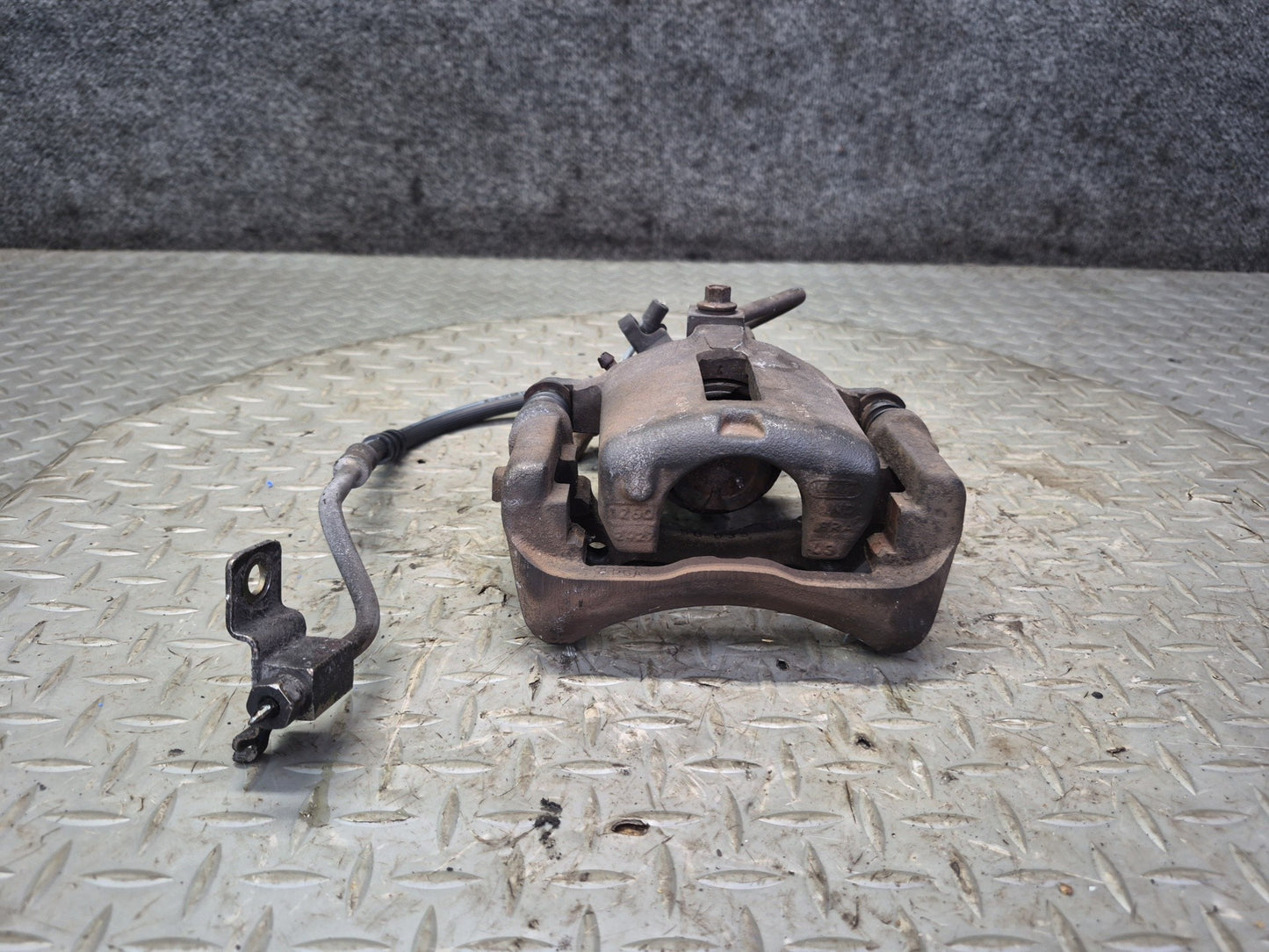 02-05 Ford Thunderbird Set of 2 Rear Left & Right Brake Caliper OEM