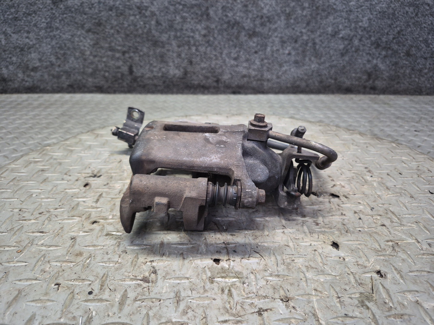 02-05 Ford Thunderbird Set of 2 Rear Left & Right Brake Caliper OEM