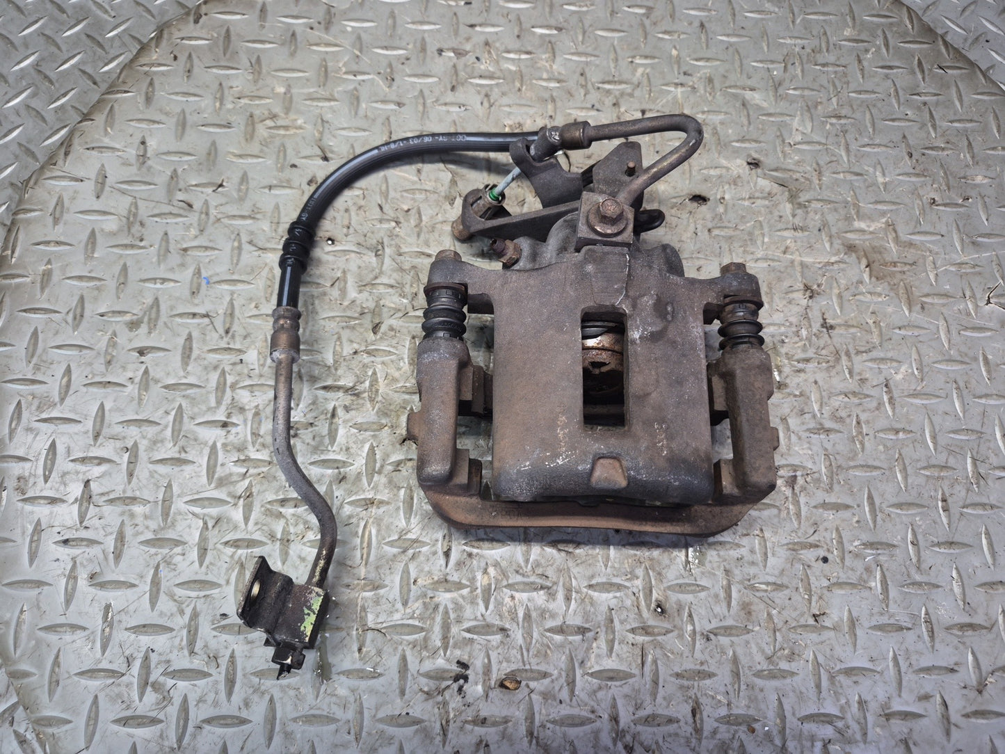 02-05 Ford Thunderbird Set of 2 Rear Left & Right Brake Caliper OEM